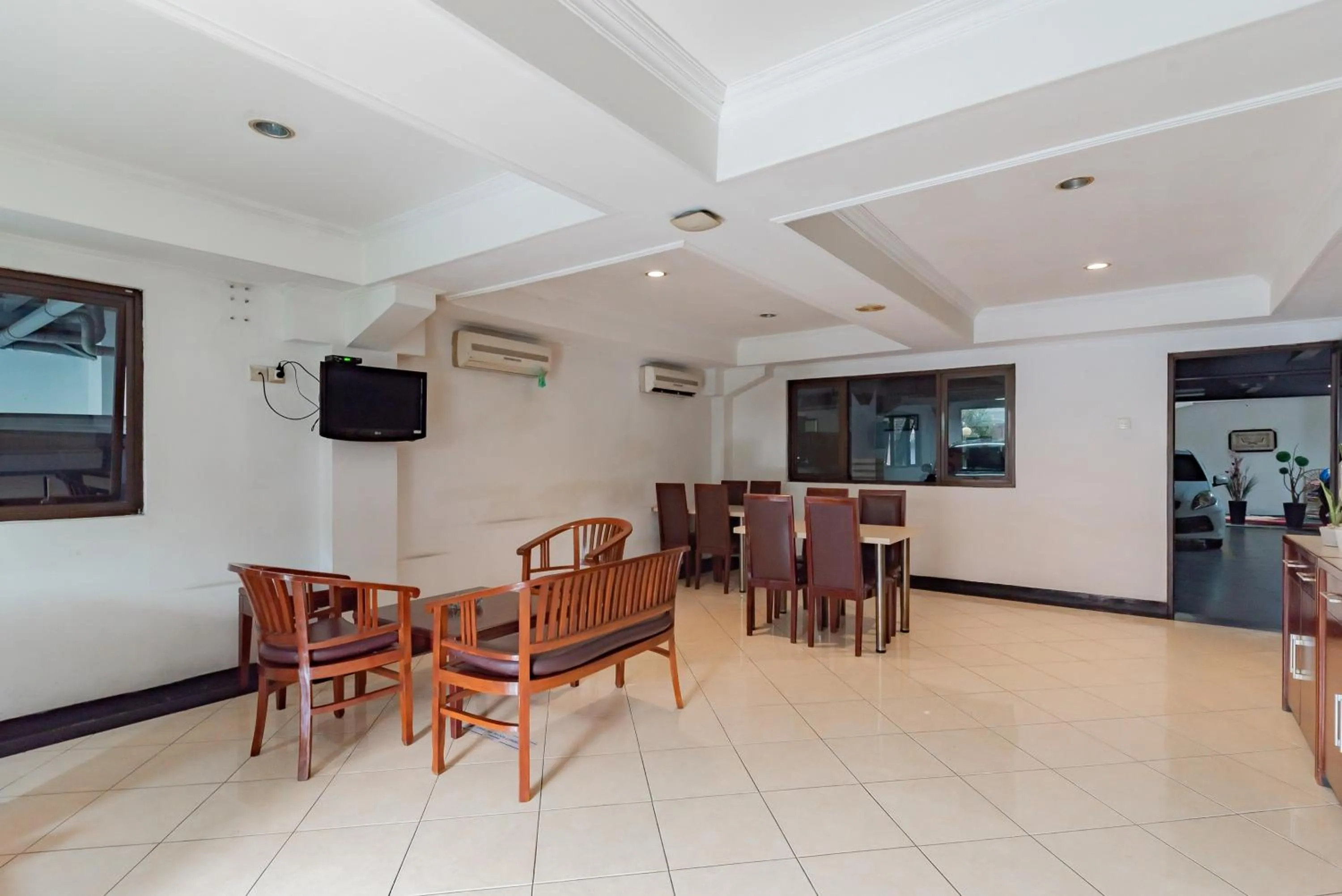 Seating area in RedDoorz Plus at Buah Batu