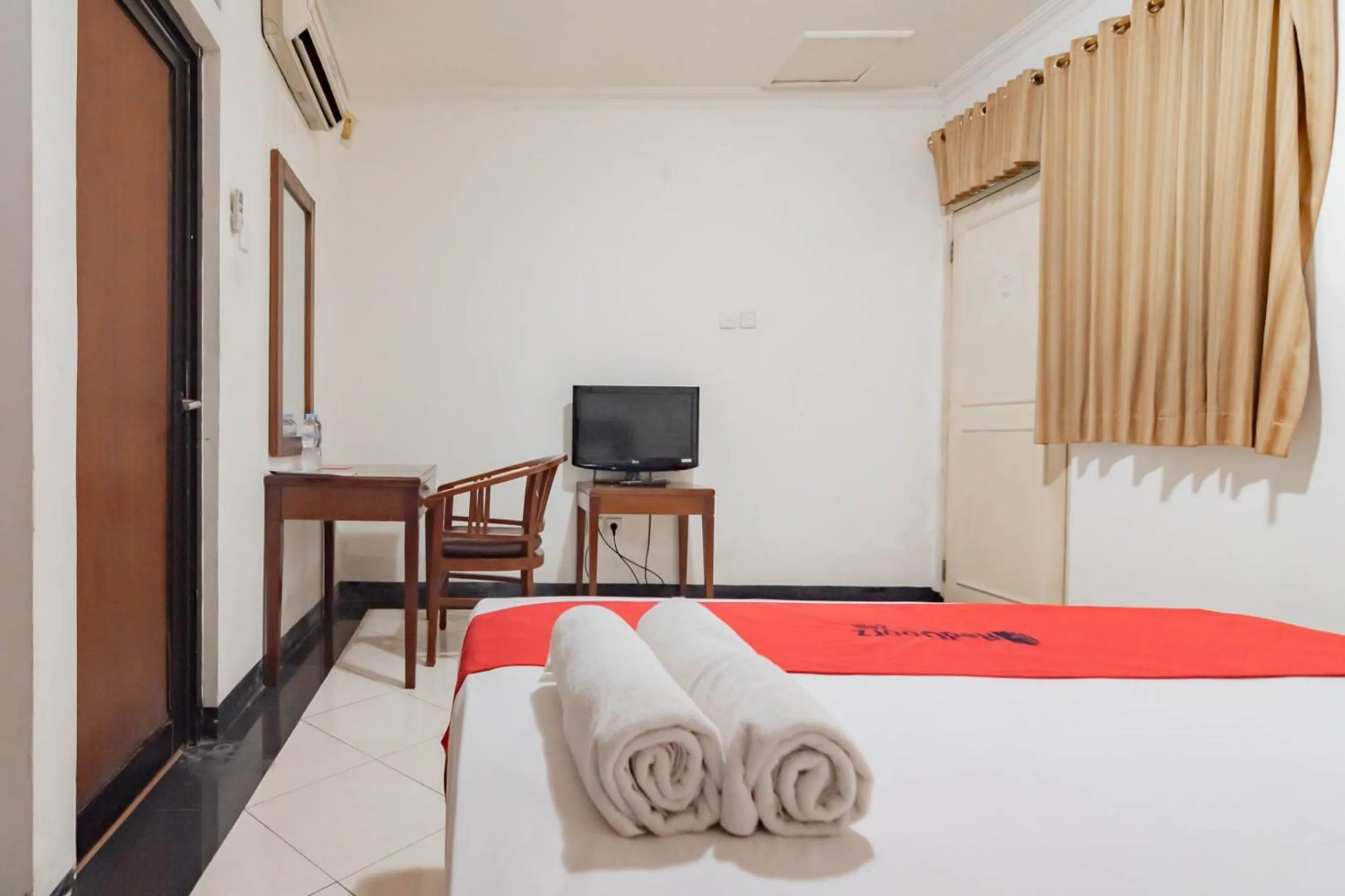 Bedroom, Bed in RedDoorz Plus at Buah Batu