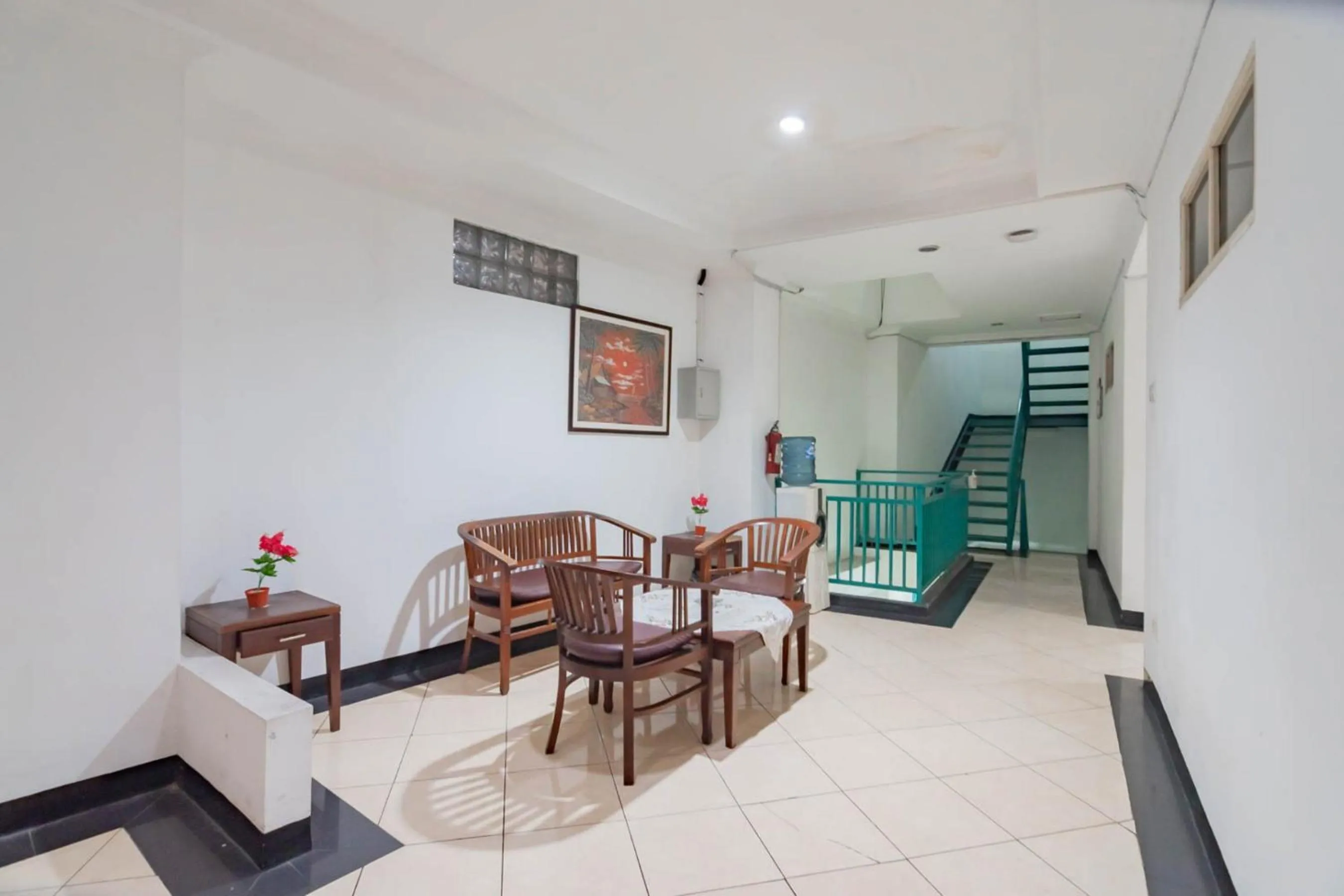 Seating area in RedDoorz Plus at Buah Batu