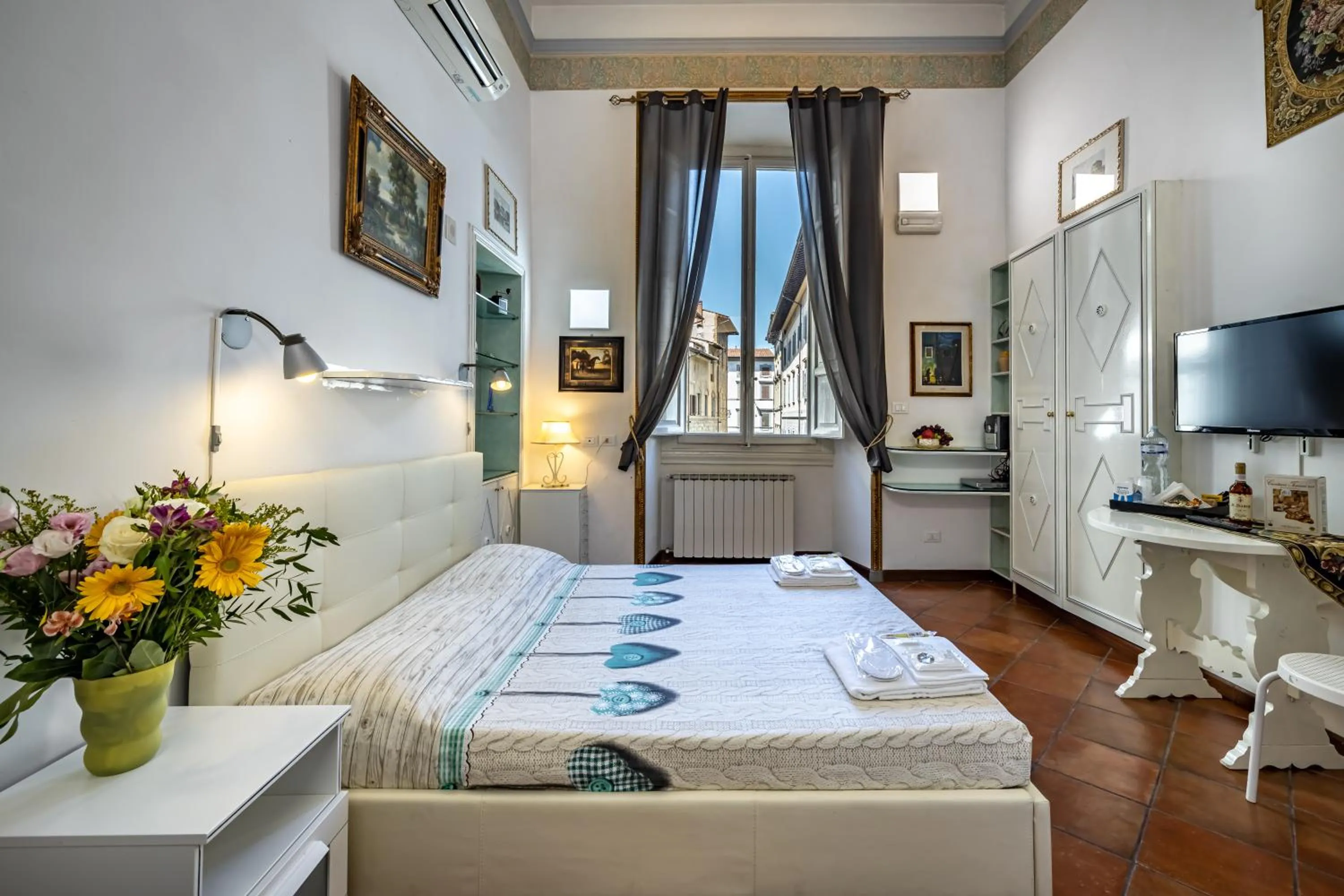 Photo of the whole room, Bed in Duomo Palace