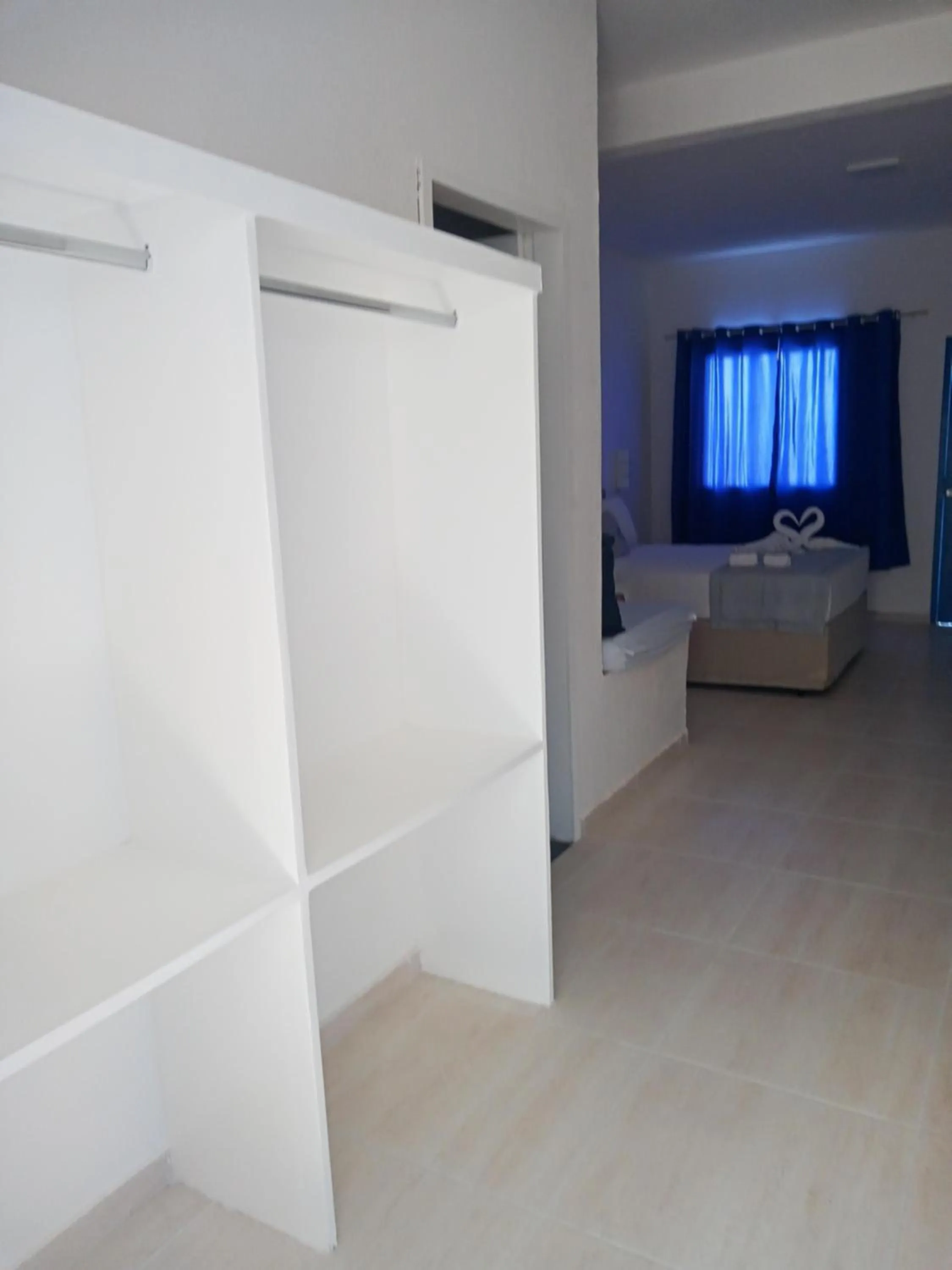 wardrobe, Bed in La Suite Praia Hotel