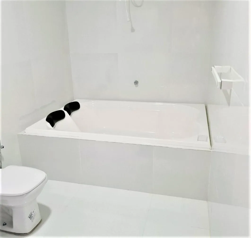 Bath in La Suite Praia Hotel