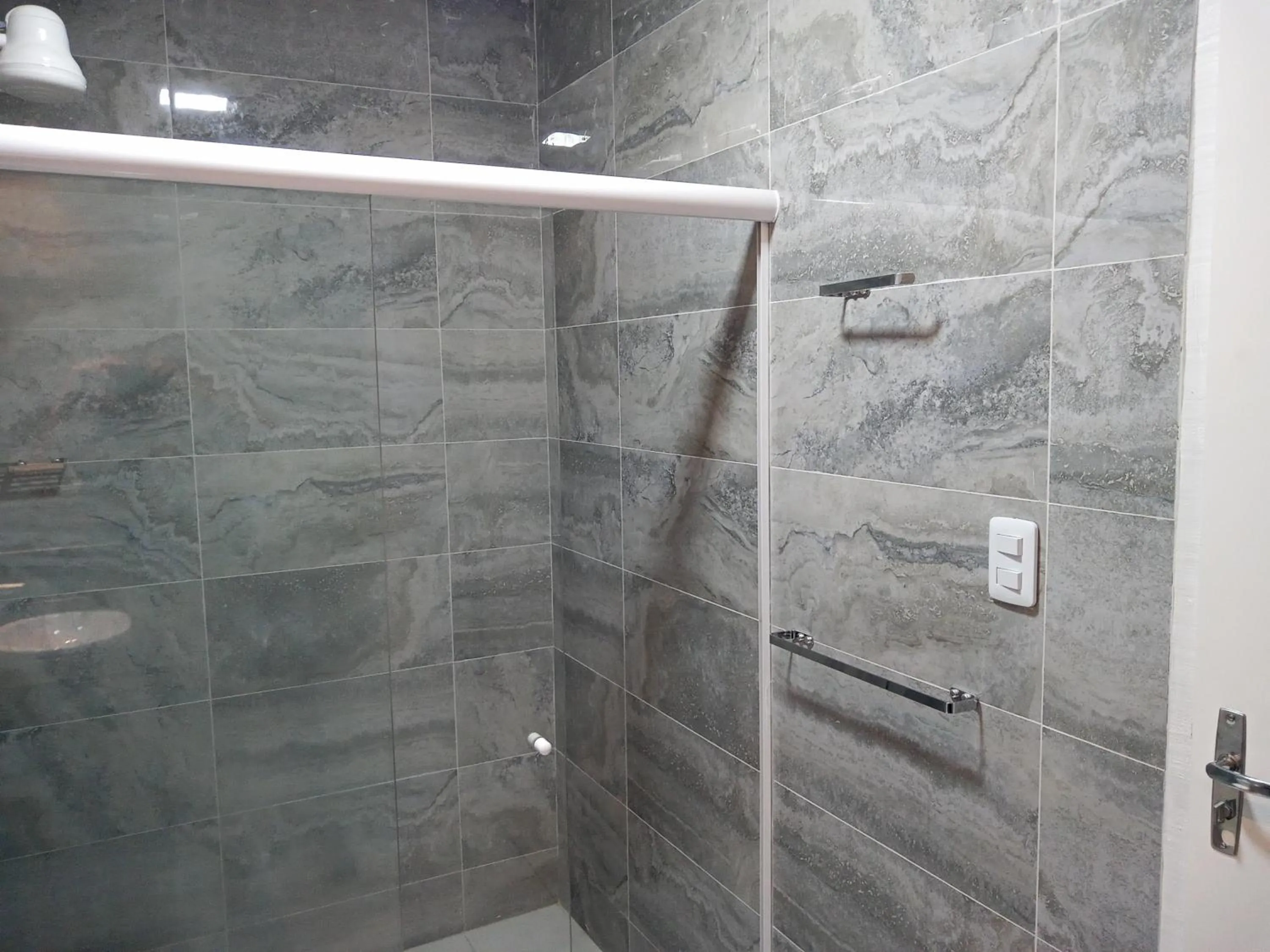 Shower in La Suite Praia Hotel