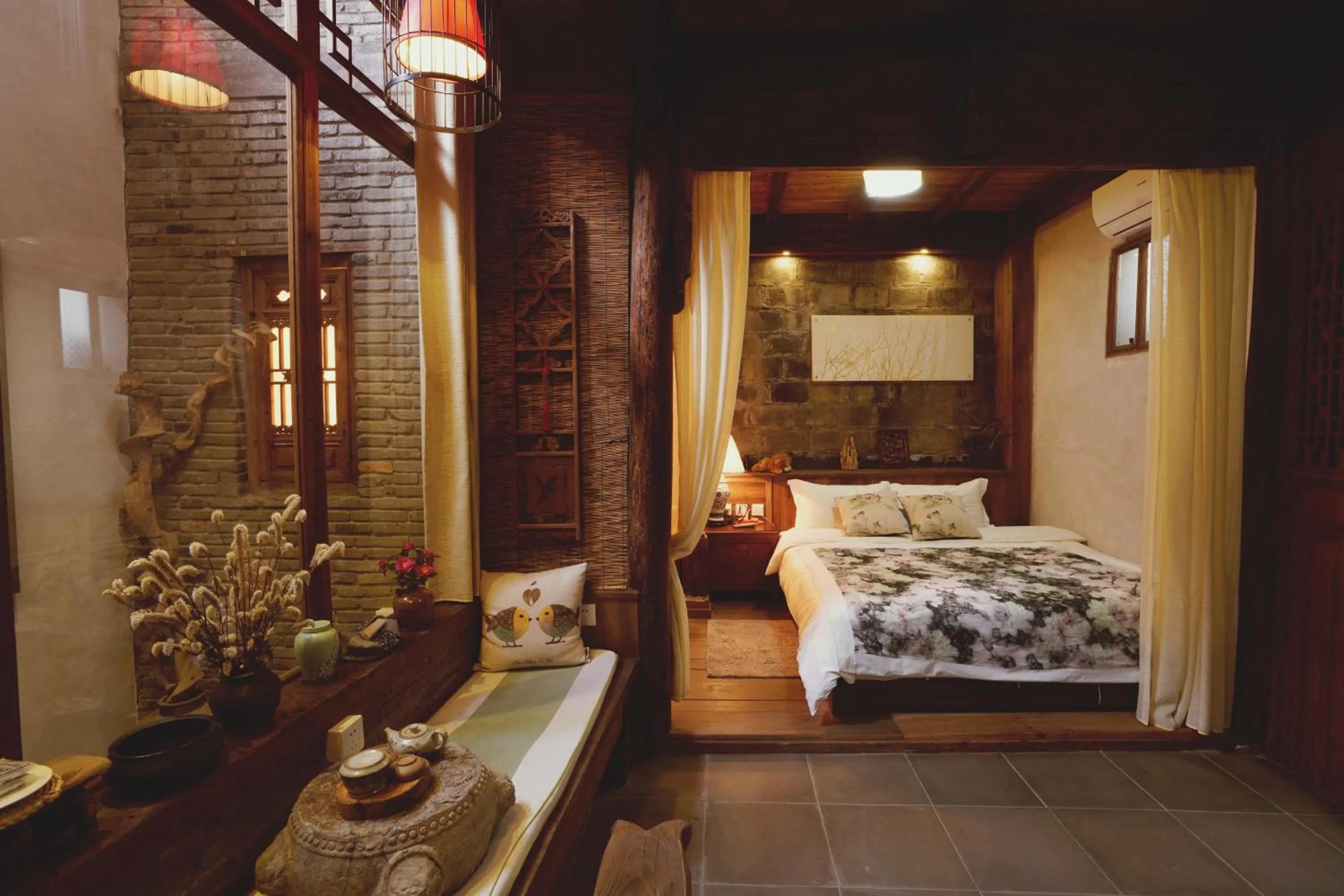 Bed in WuYuan QiYe YanXiang Guesthouse