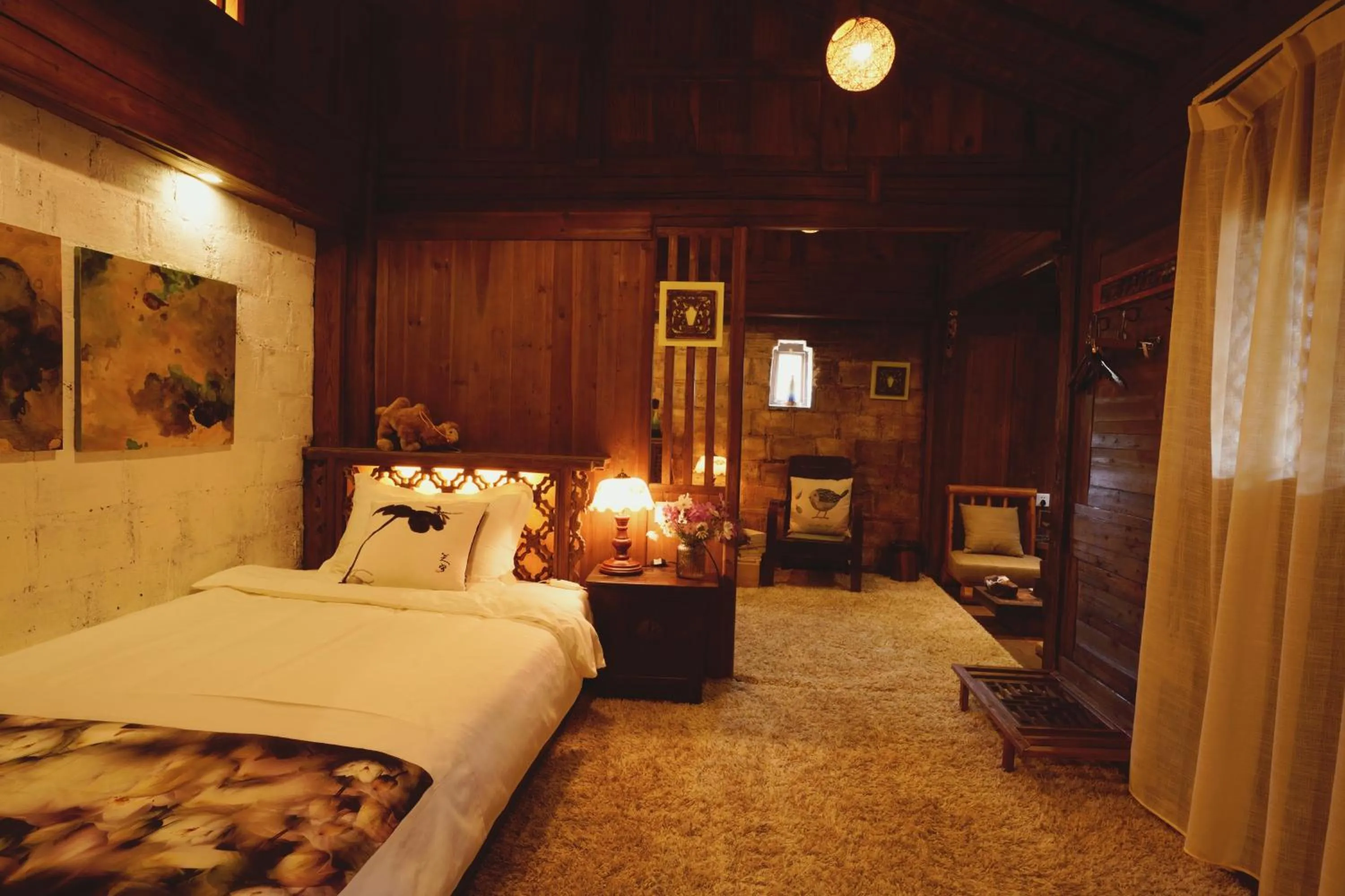 Bed in WuYuan QiYe YanXiang Guesthouse