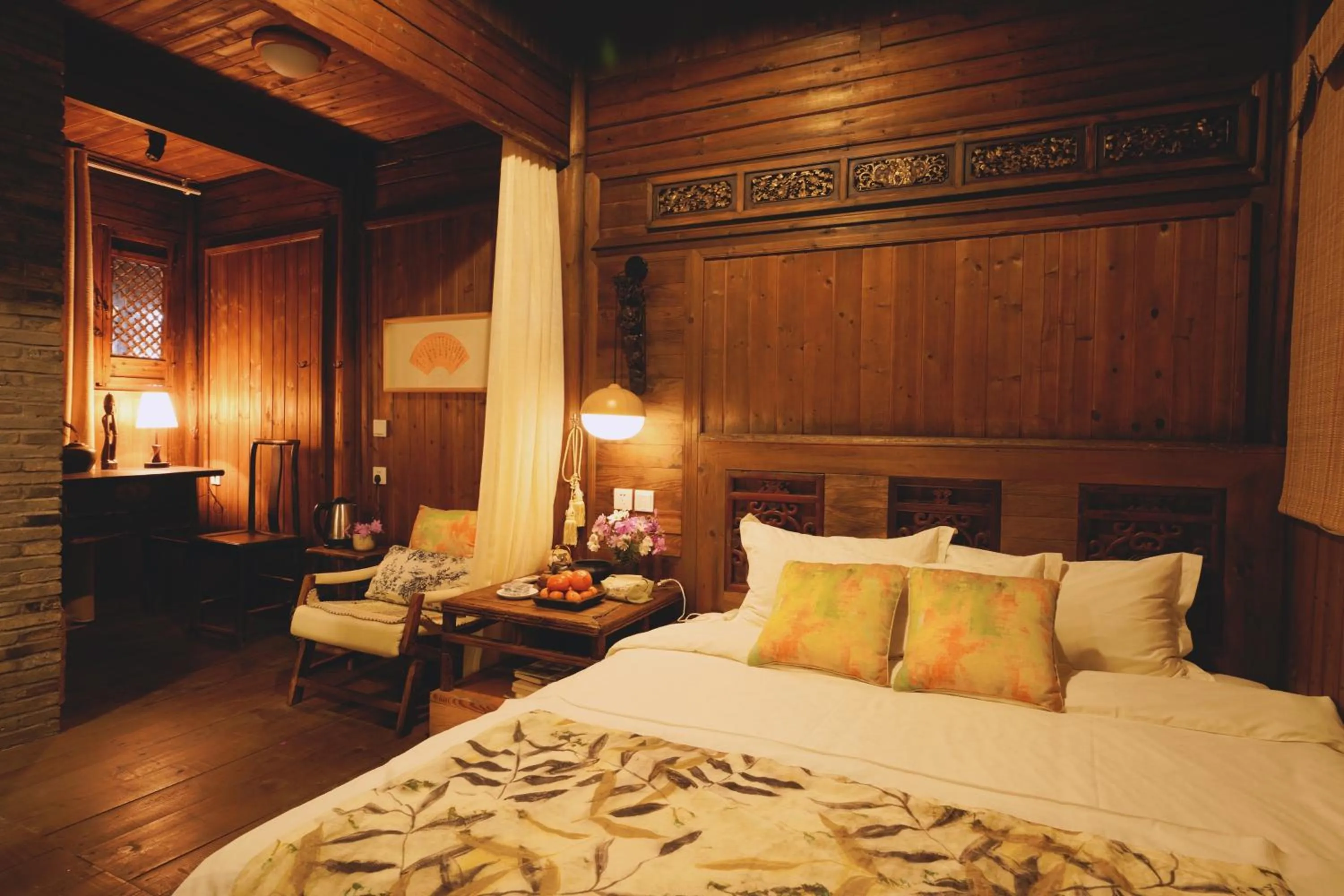 Bed in WuYuan QiYe YanXiang Guesthouse