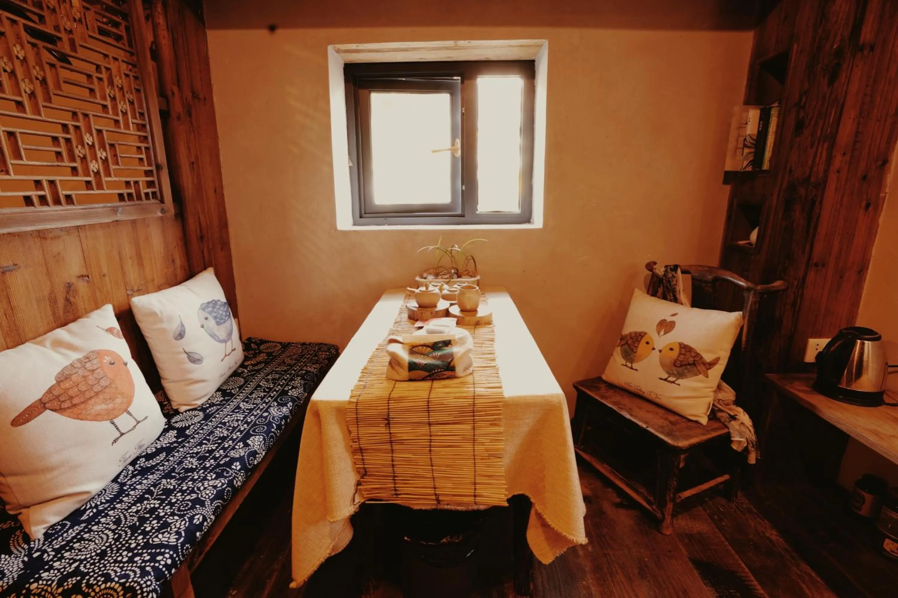 Bed in WuYuan QiYe YanXiang Guesthouse