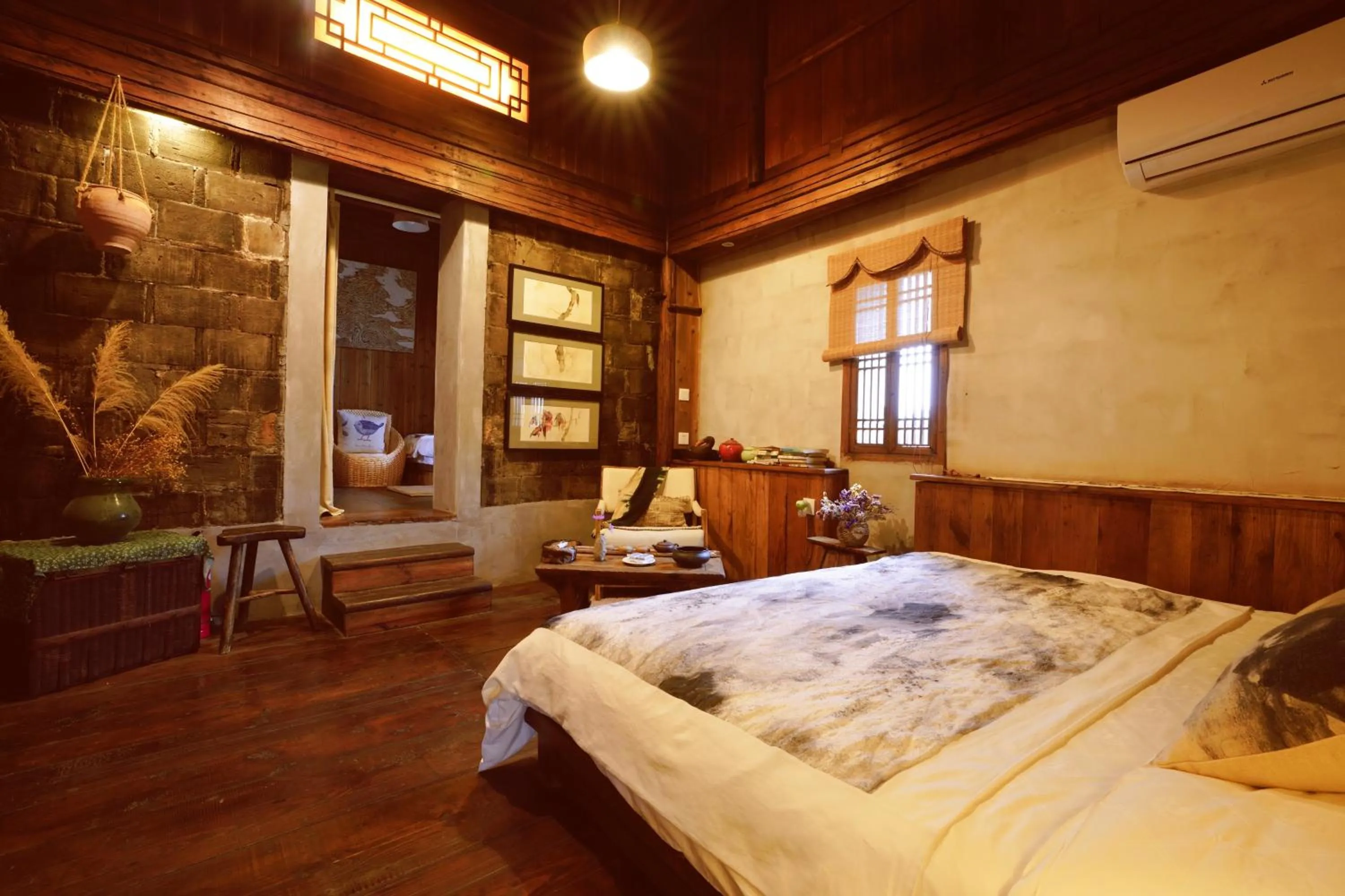 Bed in WuYuan QiYe YanXiang Guesthouse