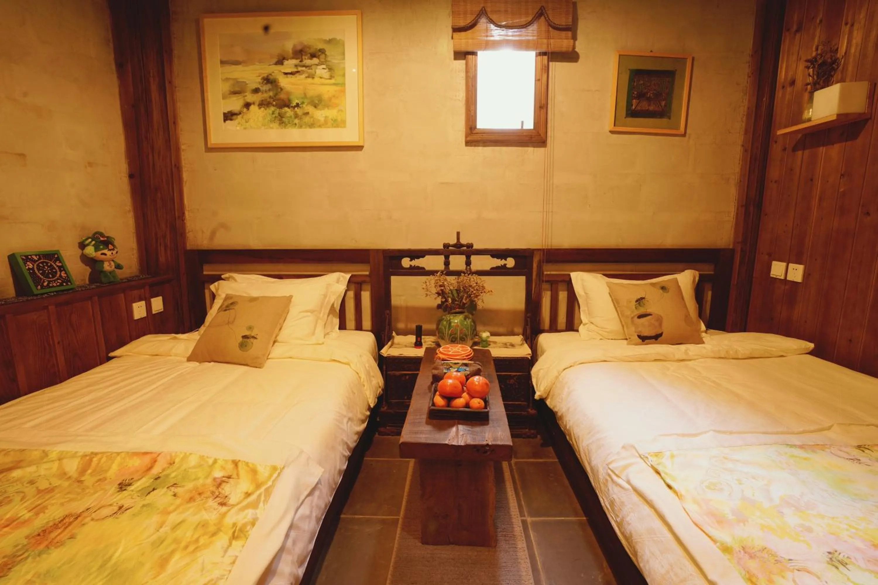 Bed in WuYuan QiYe YanXiang Guesthouse