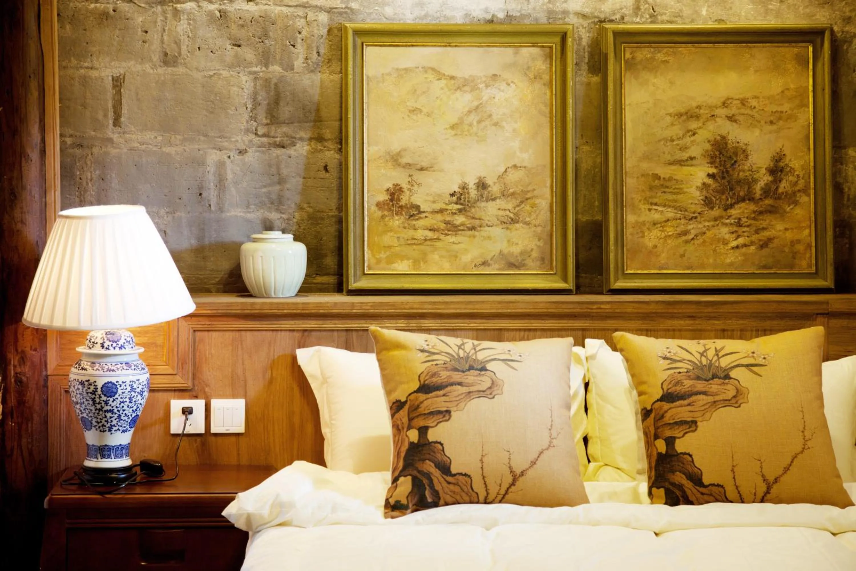 Decorative detail, Bed in WuYuan QiYe YanXiang Guesthouse