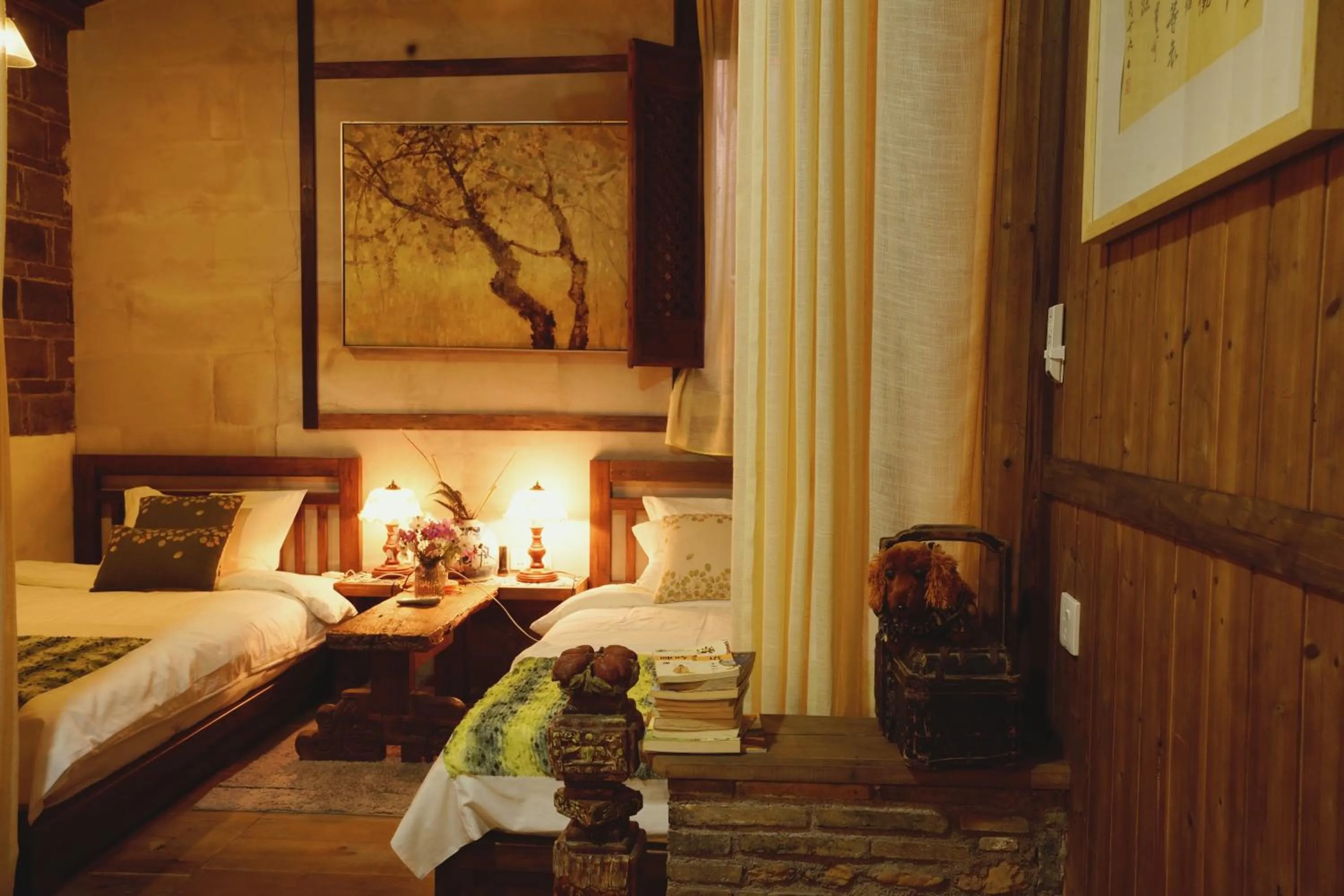 Bed in WuYuan QiYe YanXiang Guesthouse