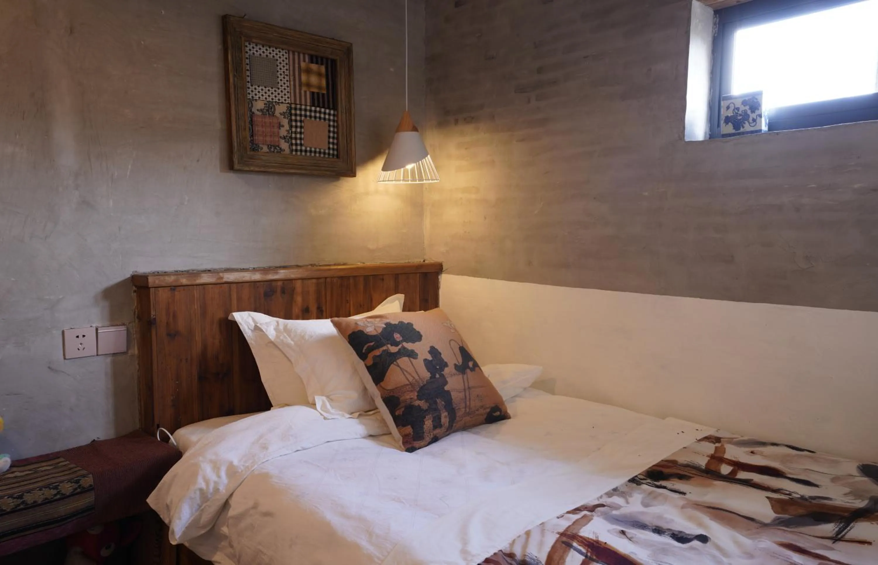 Bed in WuYuan QiYe YanXiang Guesthouse