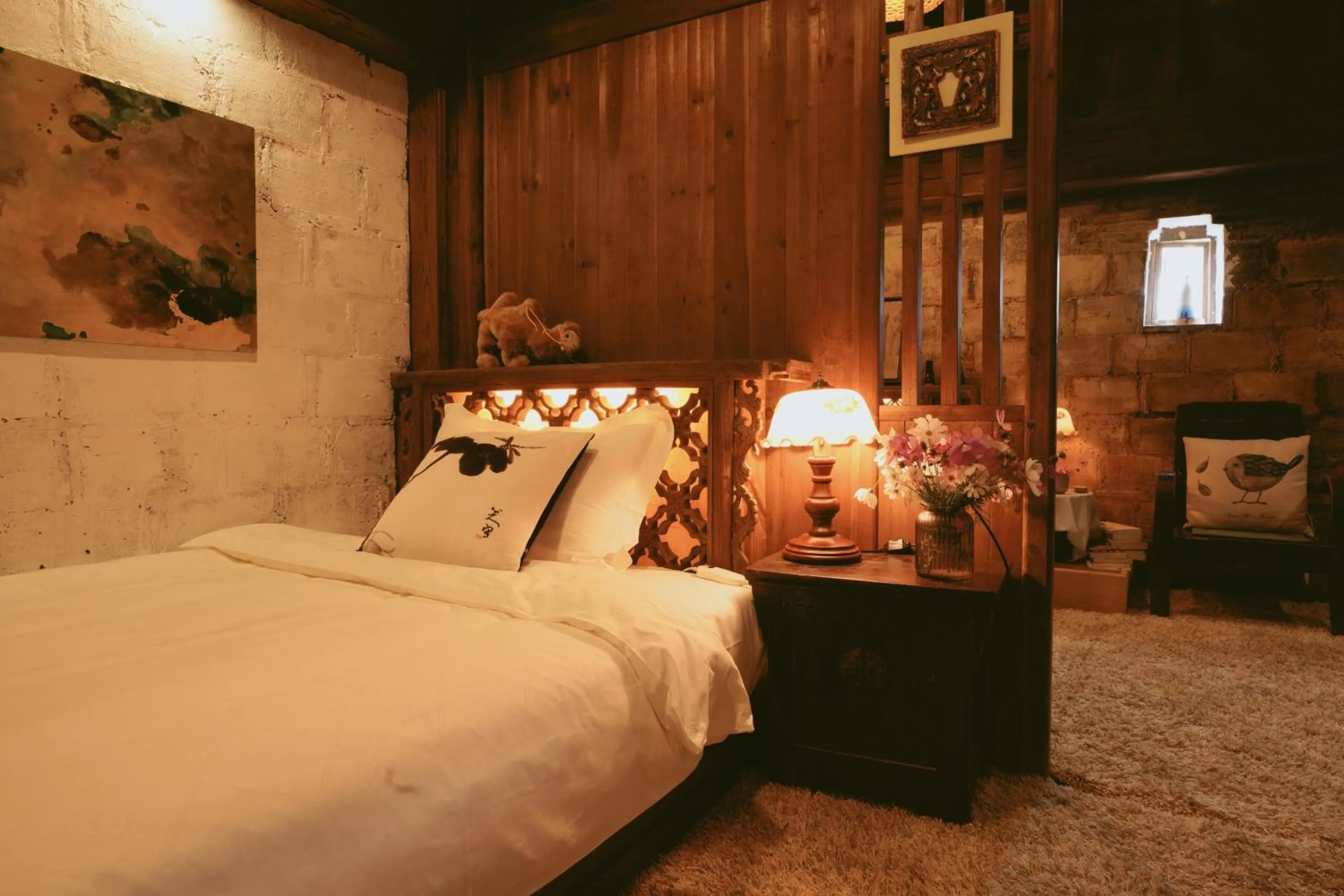 Bed in WuYuan QiYe YanXiang Guesthouse