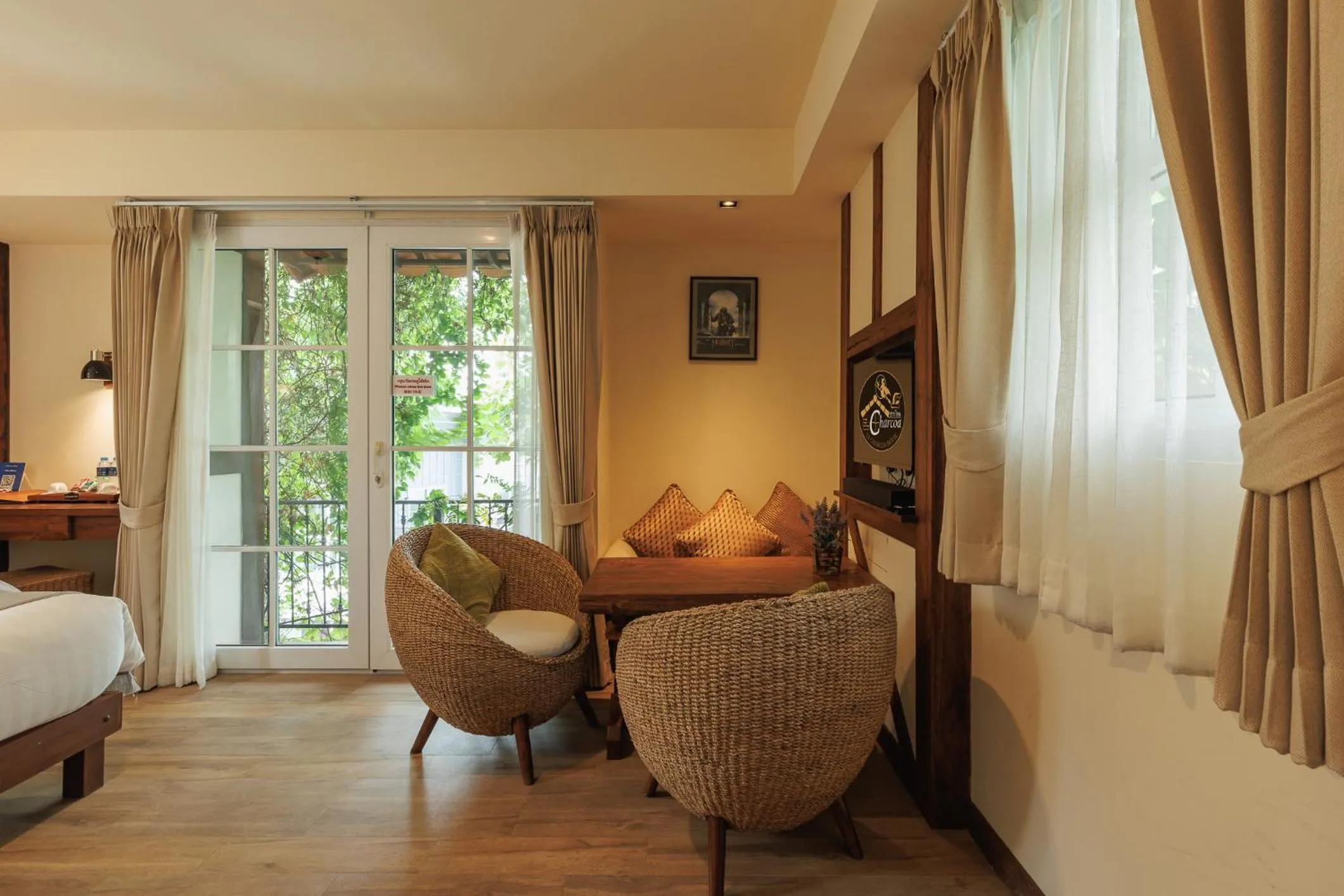 Seating area, Bed in Le Charcoa Hotel