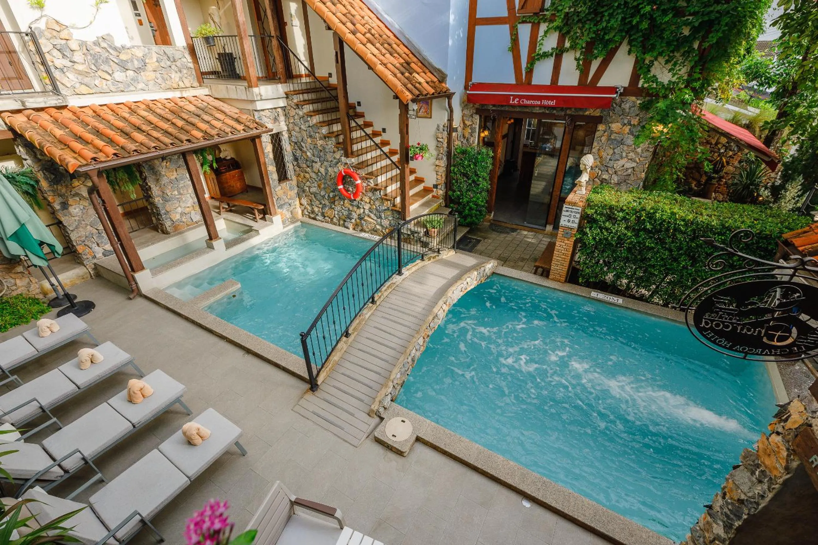 Swimming pool in Le Charcoa Hotel