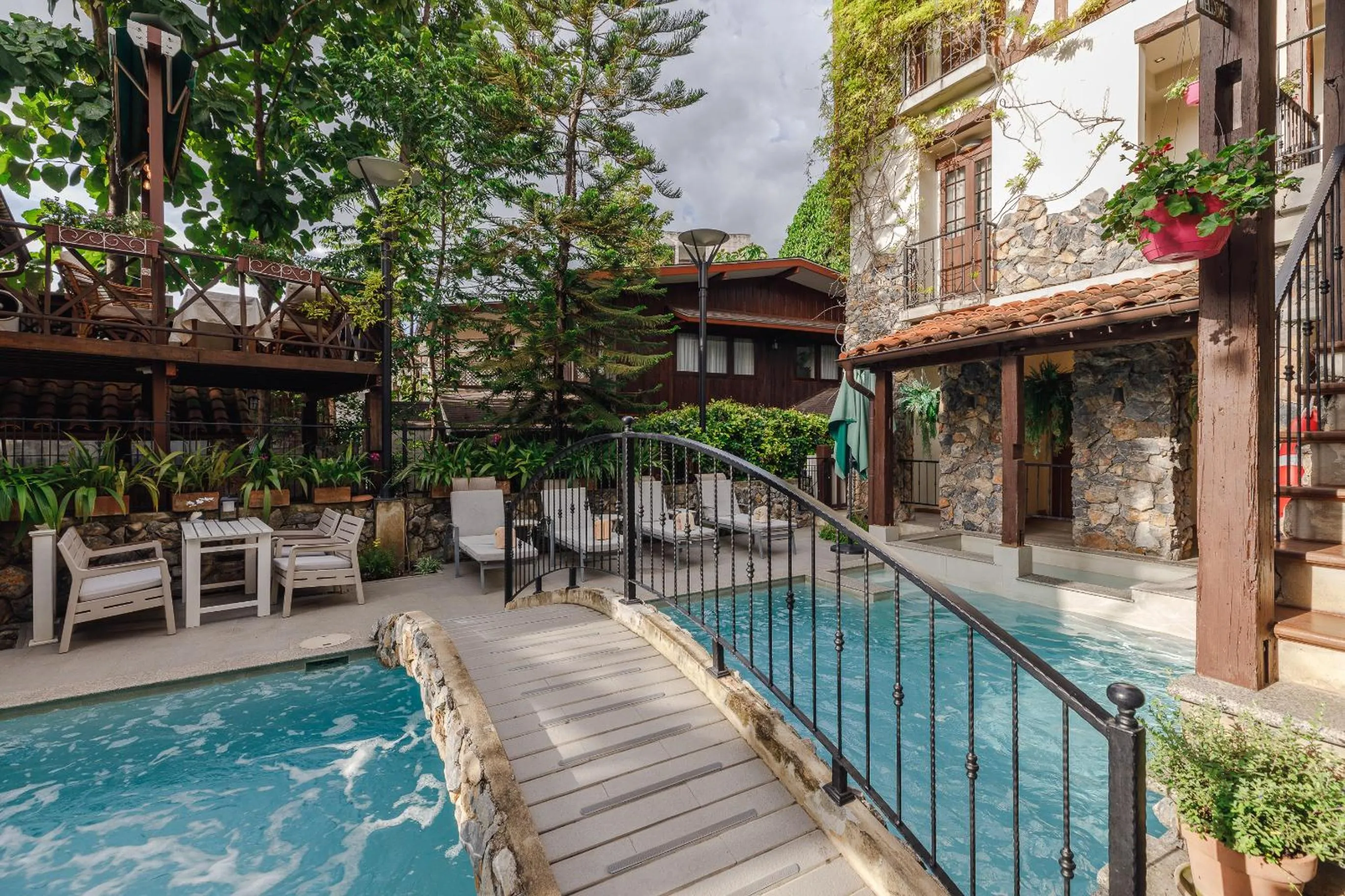 Dining area in Le Charcoa Hotel