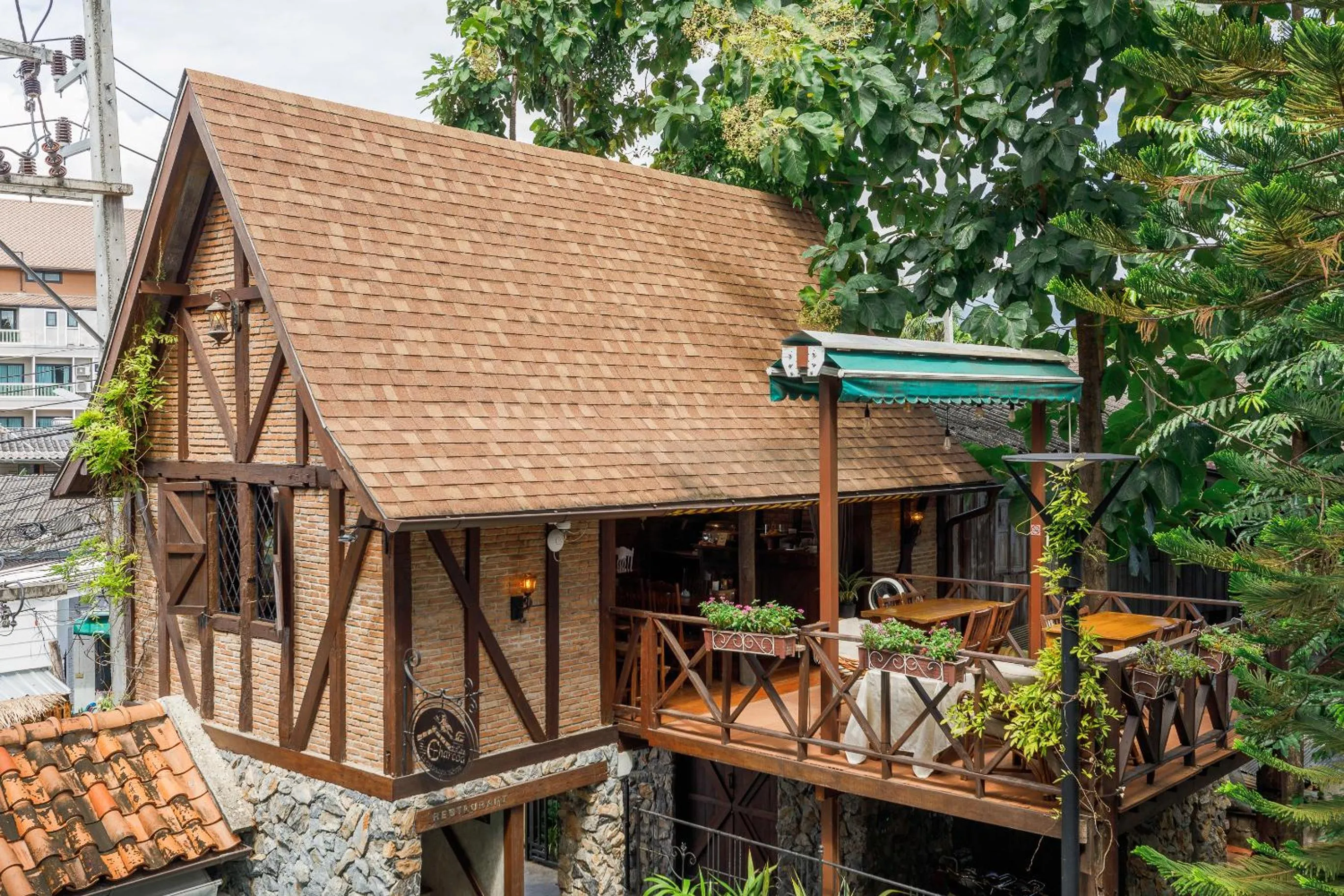 Restaurant/places to eat in Le Charcoa Hotel