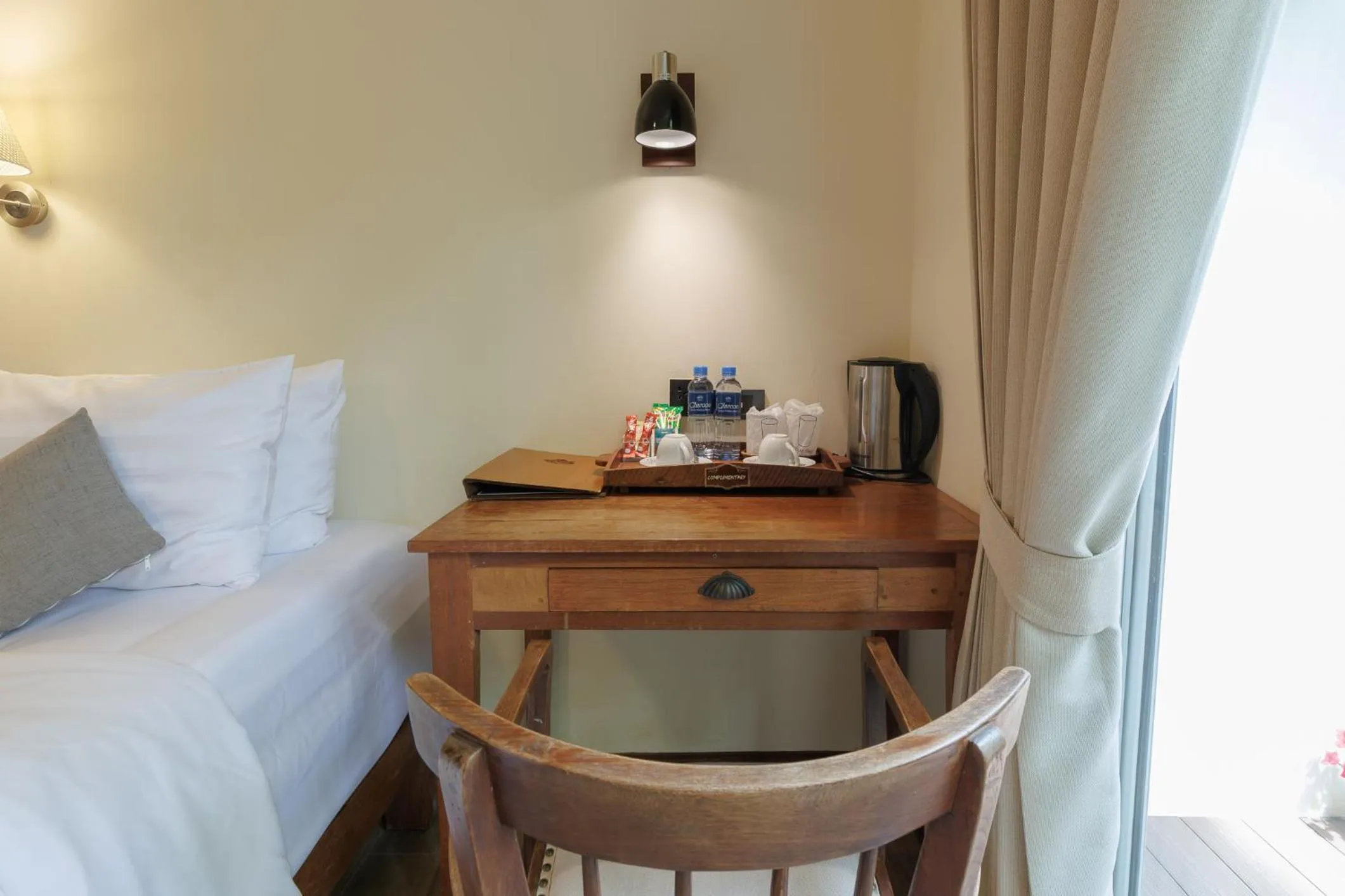 Coffee/tea facilities, Bed in Le Charcoa Hotel