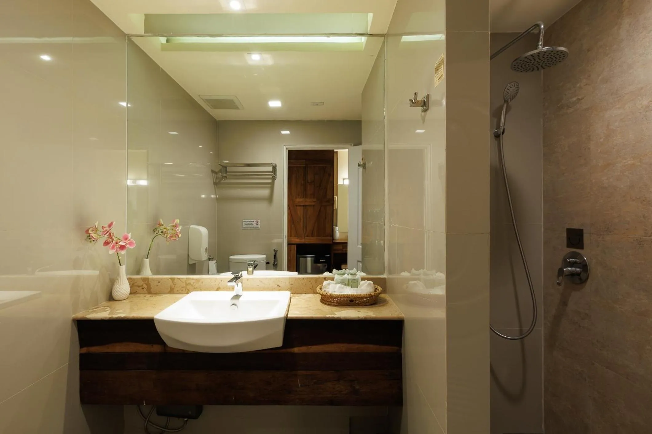 Shower in Le Charcoa Hotel