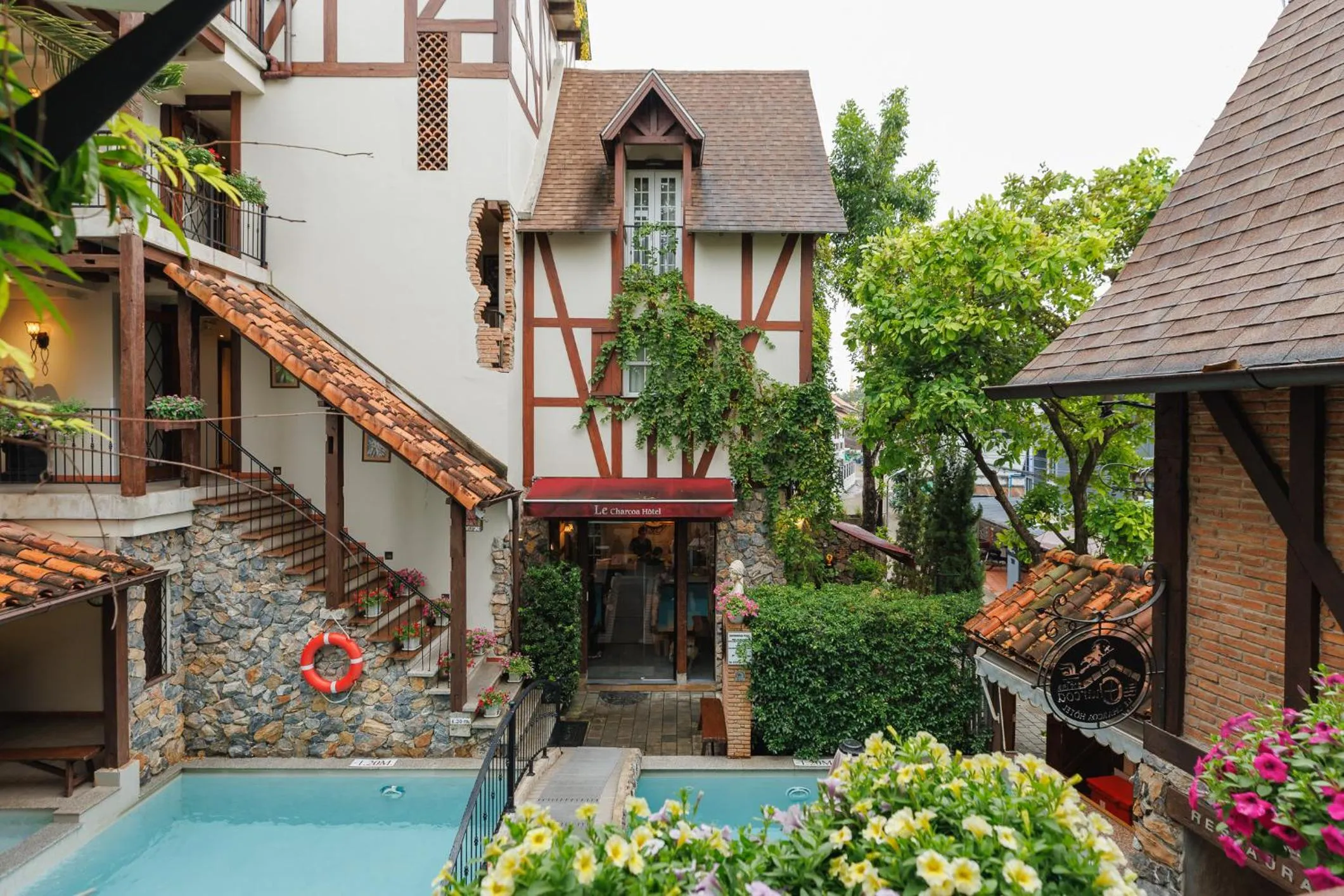 Property building in Le Charcoa Hotel