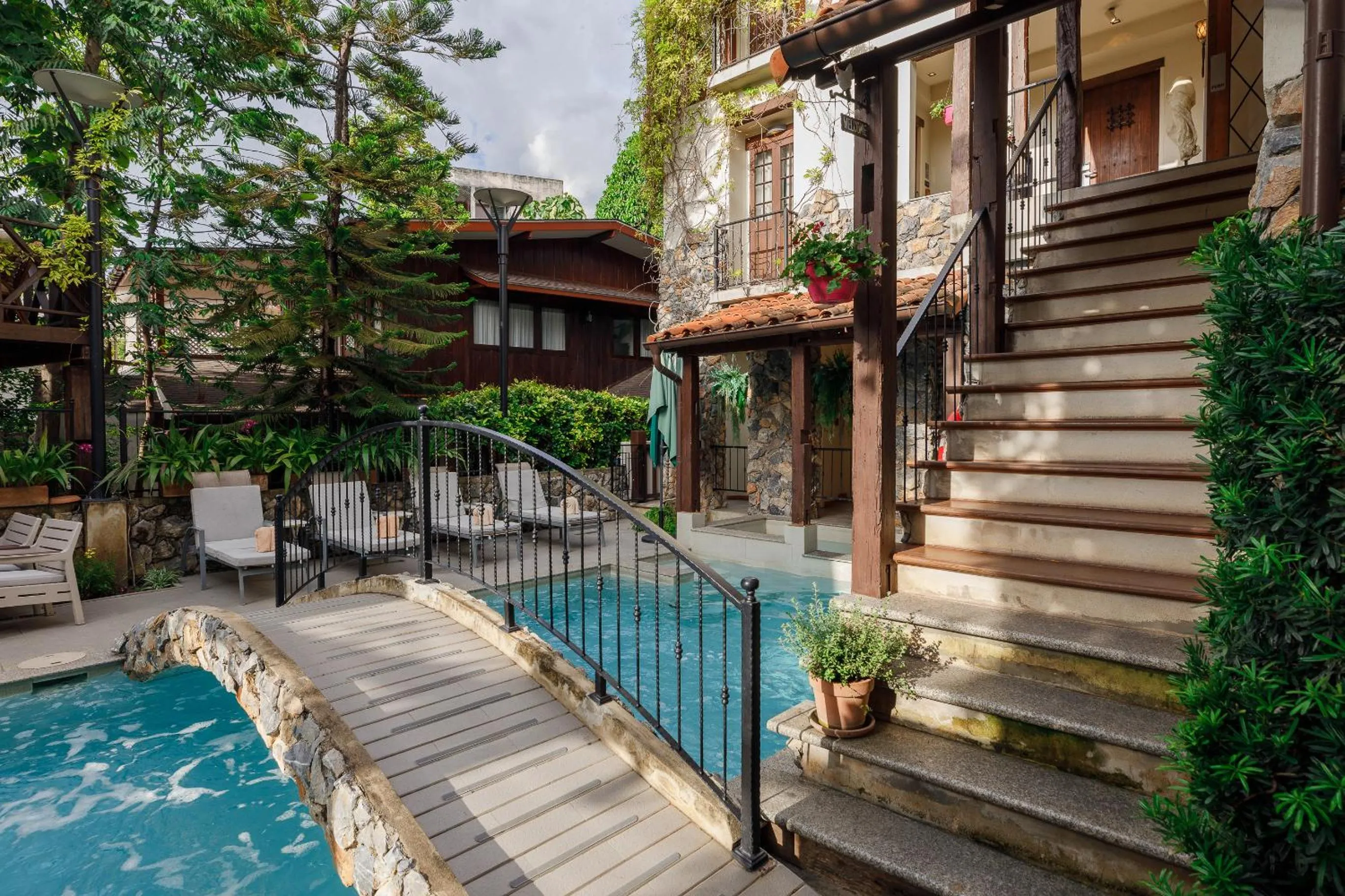 Swimming pool in Le Charcoa Hotel