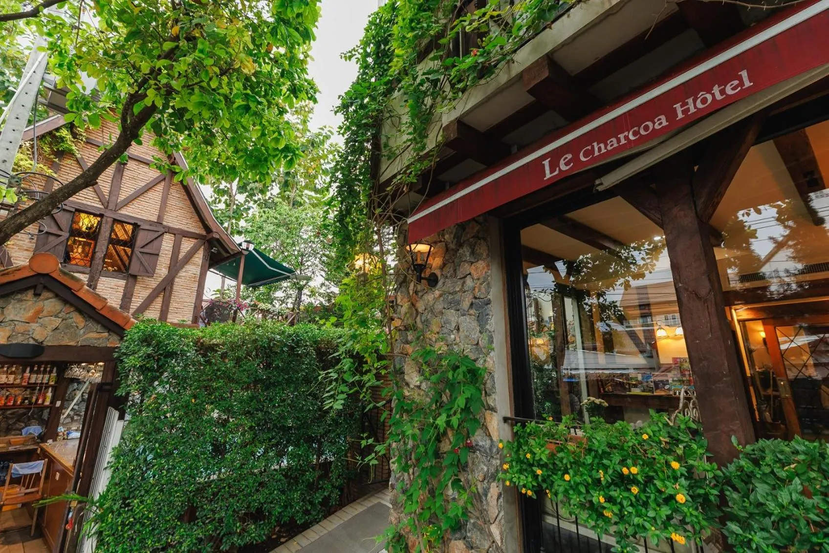 Facade/entrance in Le Charcoa Hotel