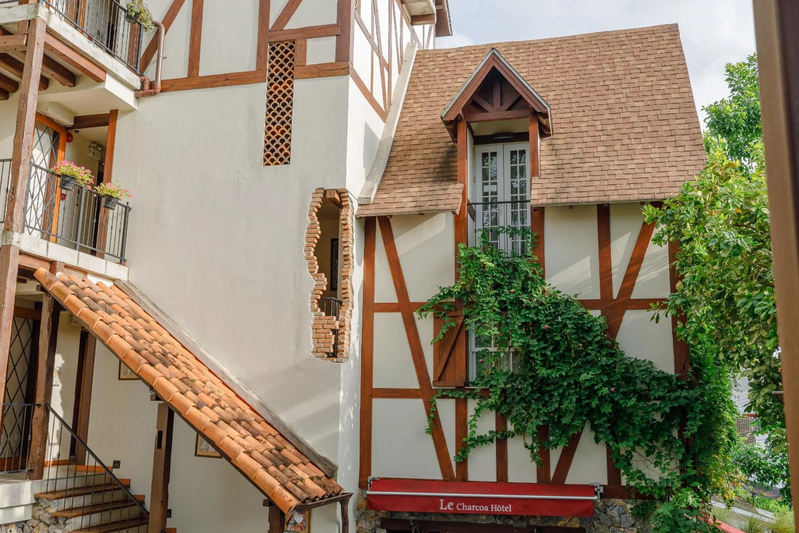 Property building in Le Charcoa Hotel