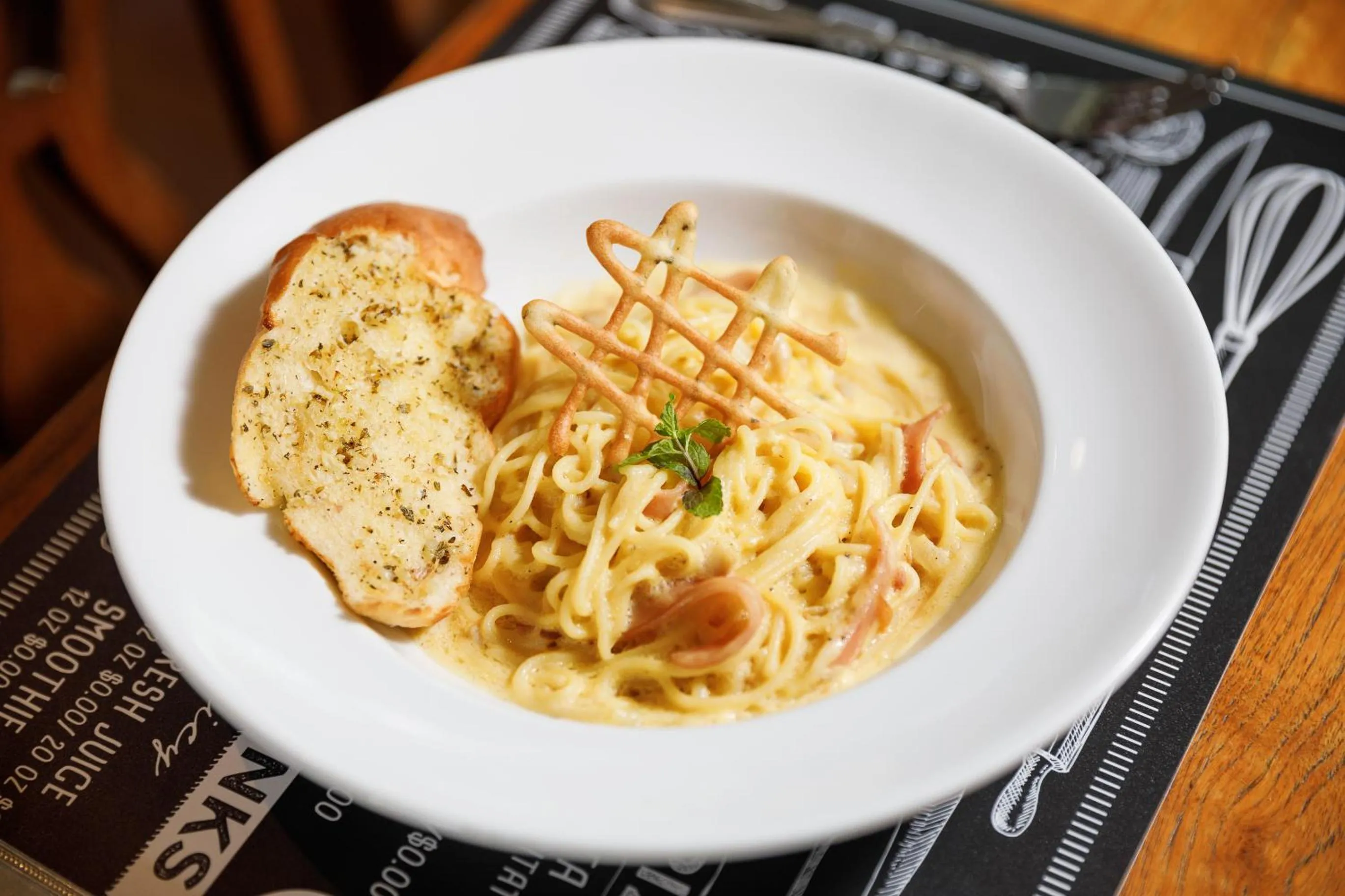 Restaurant/places to eat in Le Charcoa Hotel