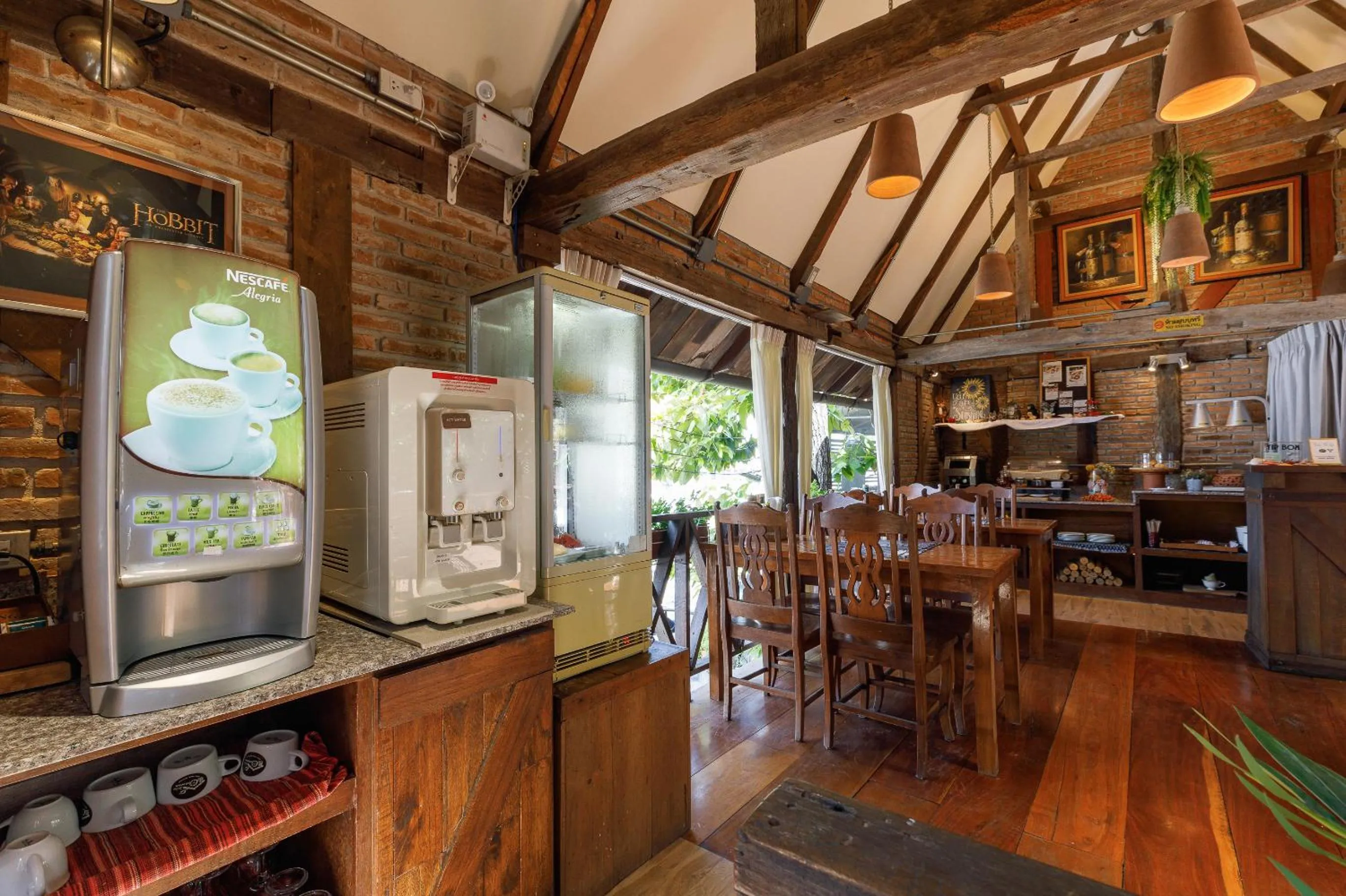 Restaurant/places to eat in Le Charcoa Hotel