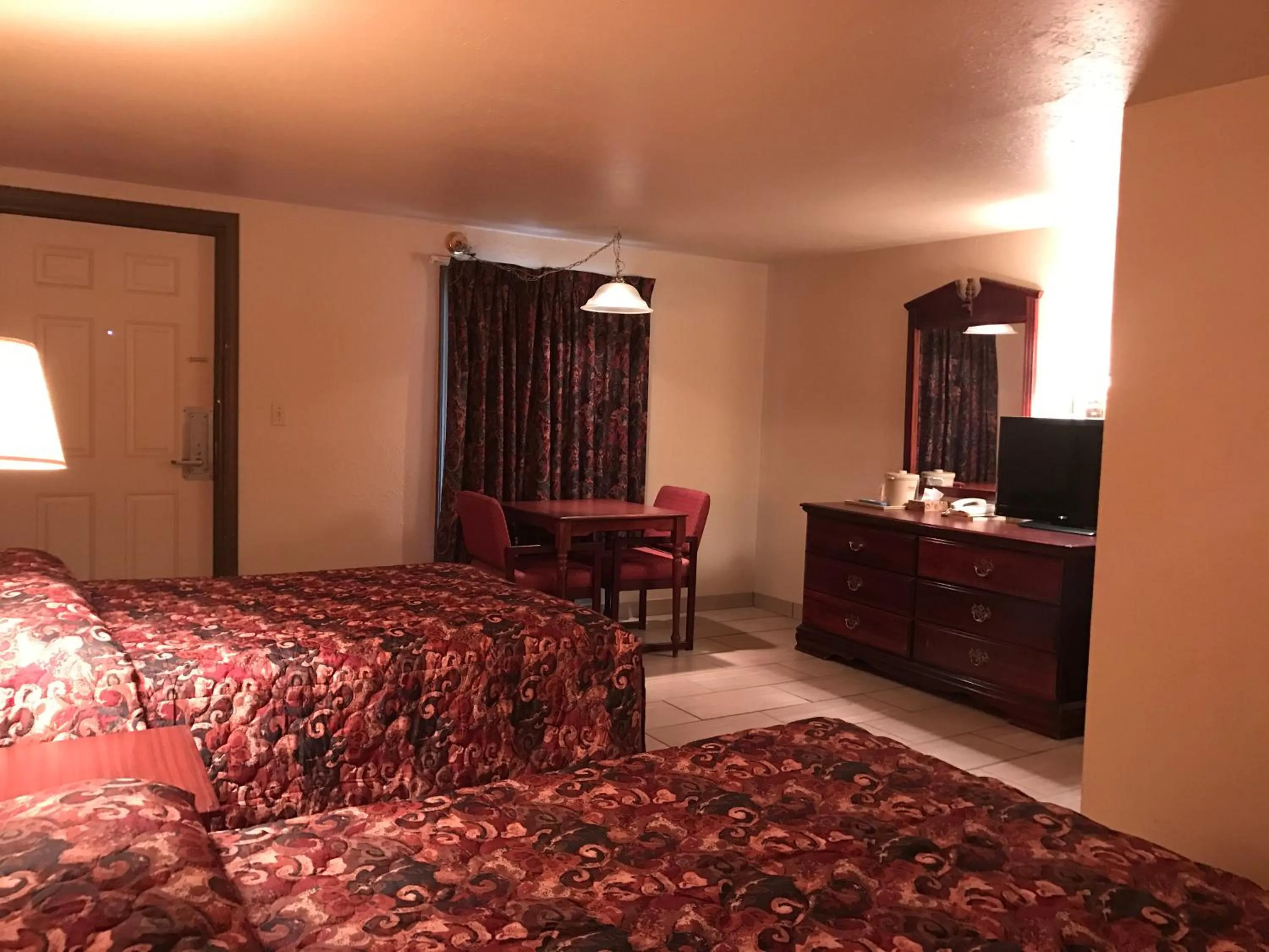 Communal lounge/ TV room, Bed in HWY Express Inn & Suites