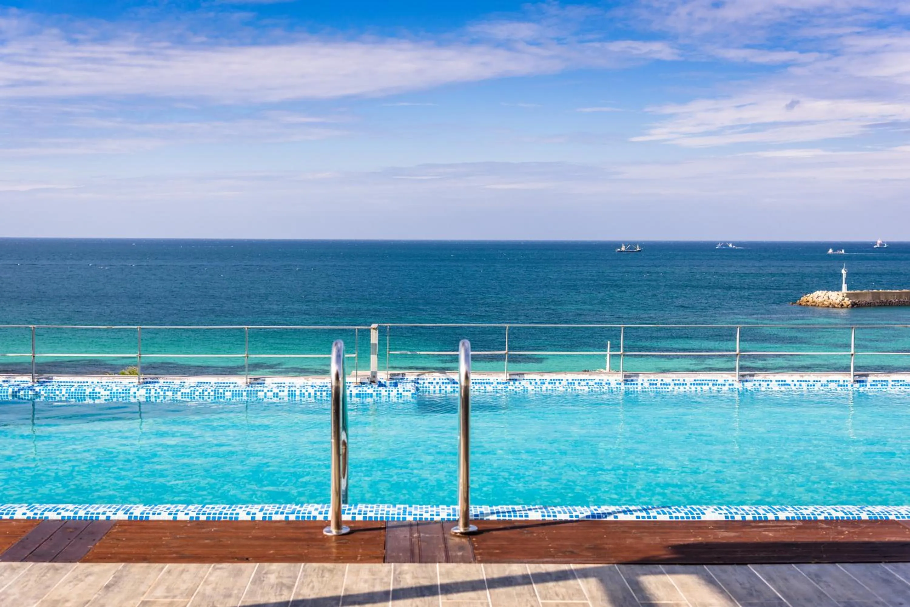 Swimming pool in Aguila Hotel Jeju Oceano Suite