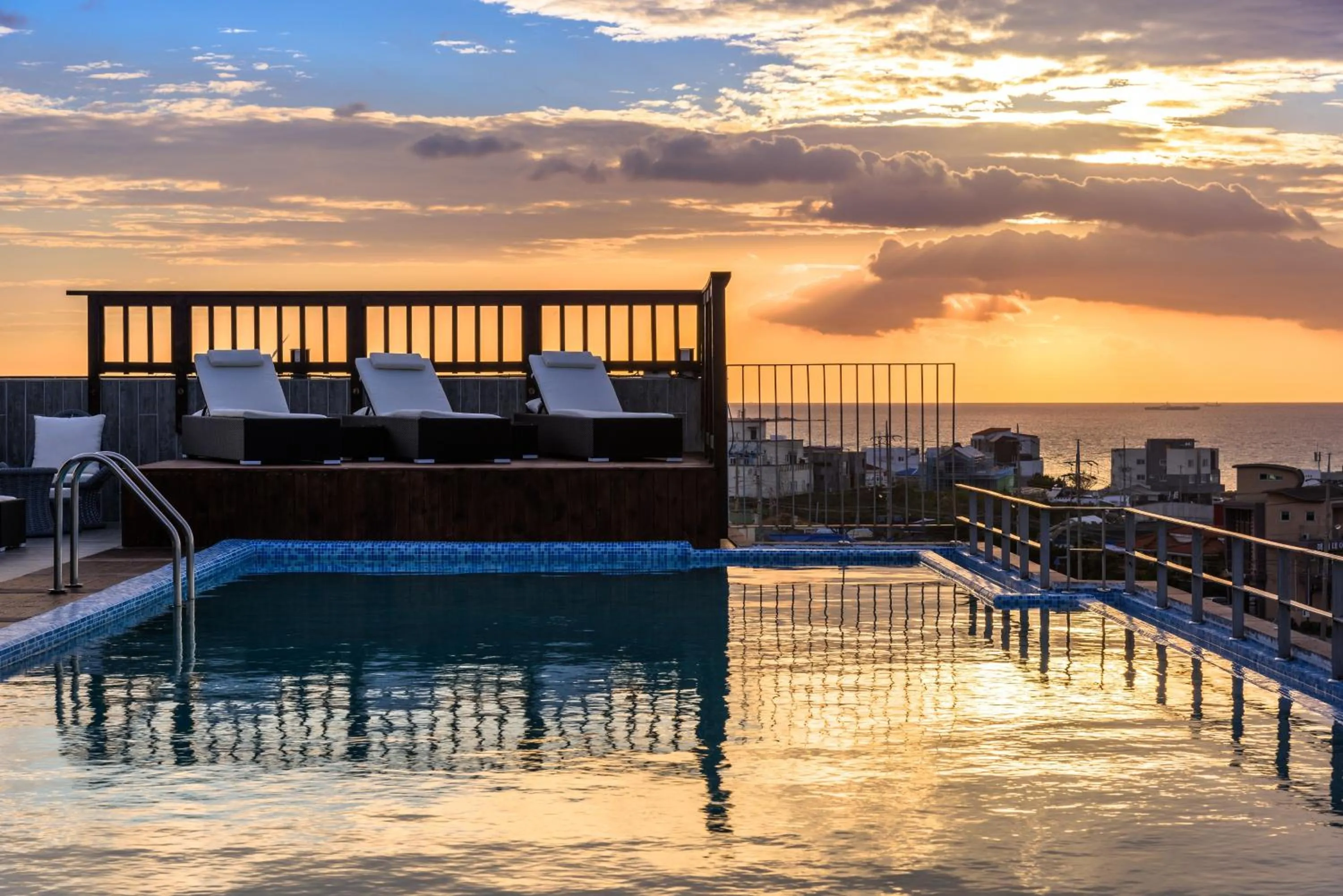 Swimming pool in Aguila Hotel Jeju Oceano Suite