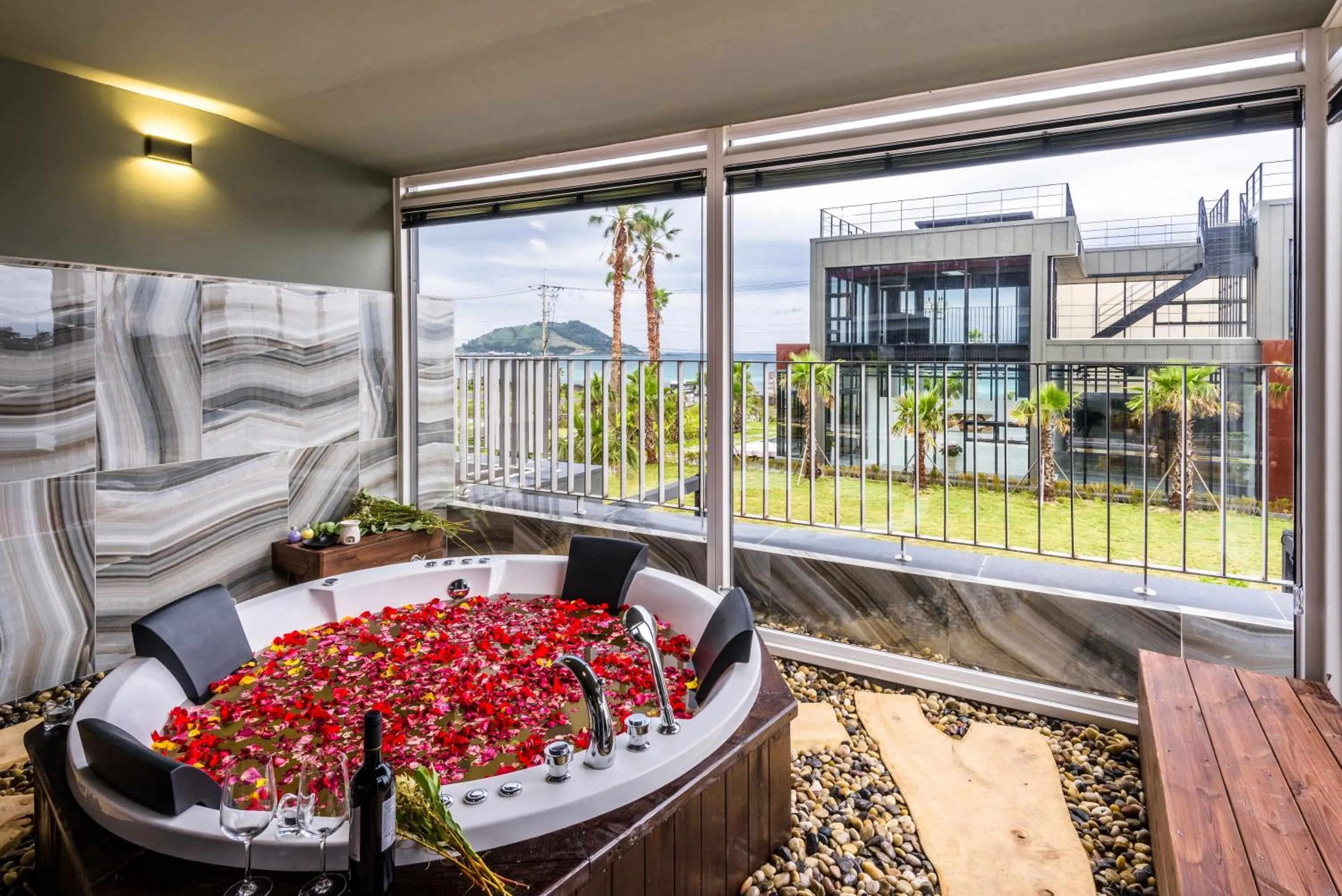 Balcony/Terrace in Aguila Hotel Jeju Oceano Suite