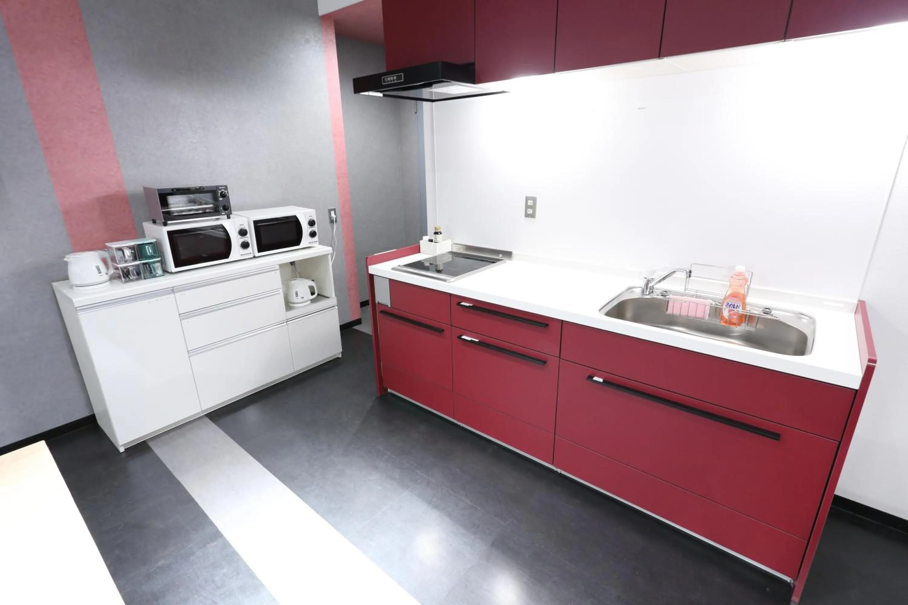 Communal kitchen in Oak Hotel Edo