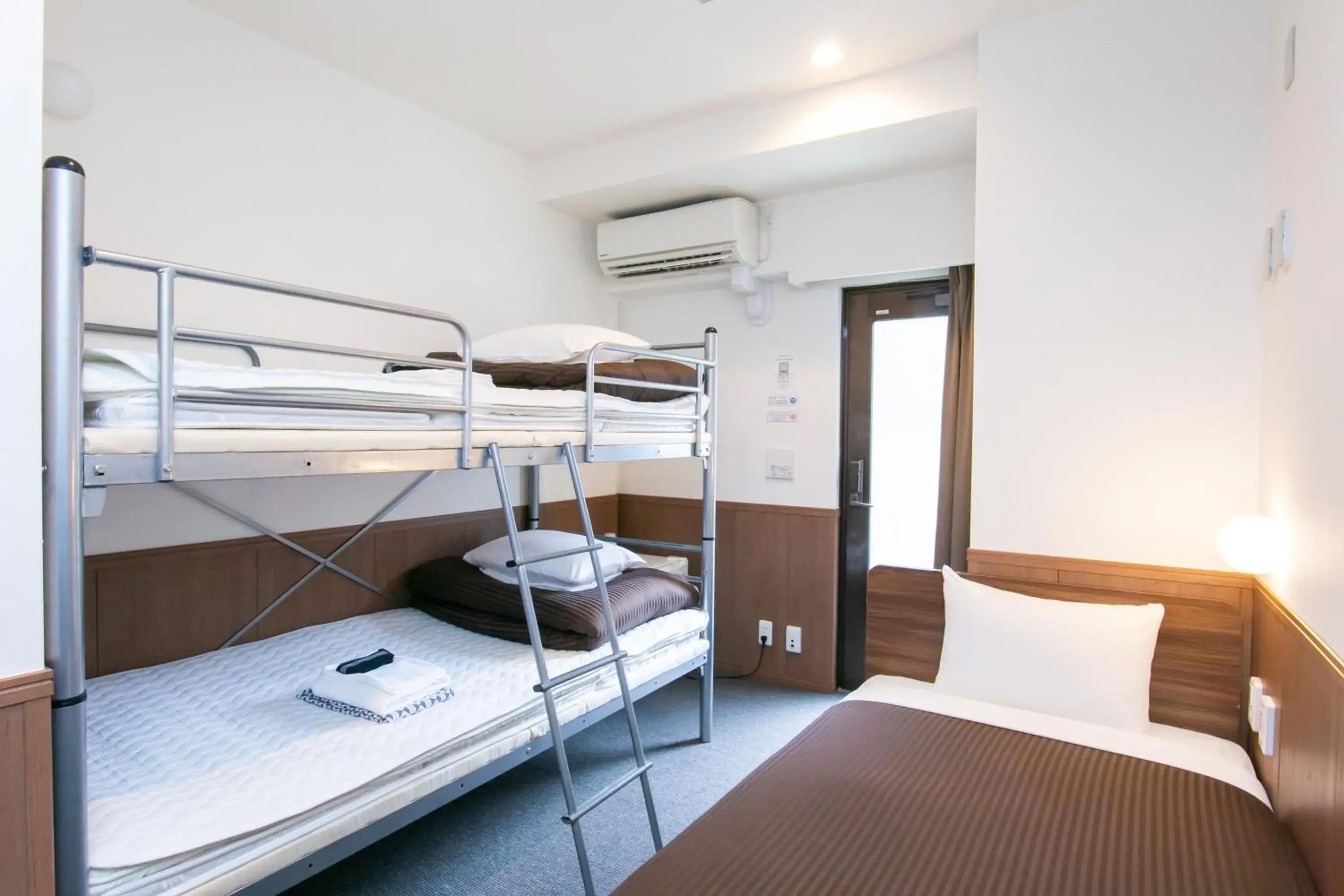 Triple Room with Shared Bathroom in Oak Hotel Edo Triple Room with Shared Bathroom in Oak Hotel Edo