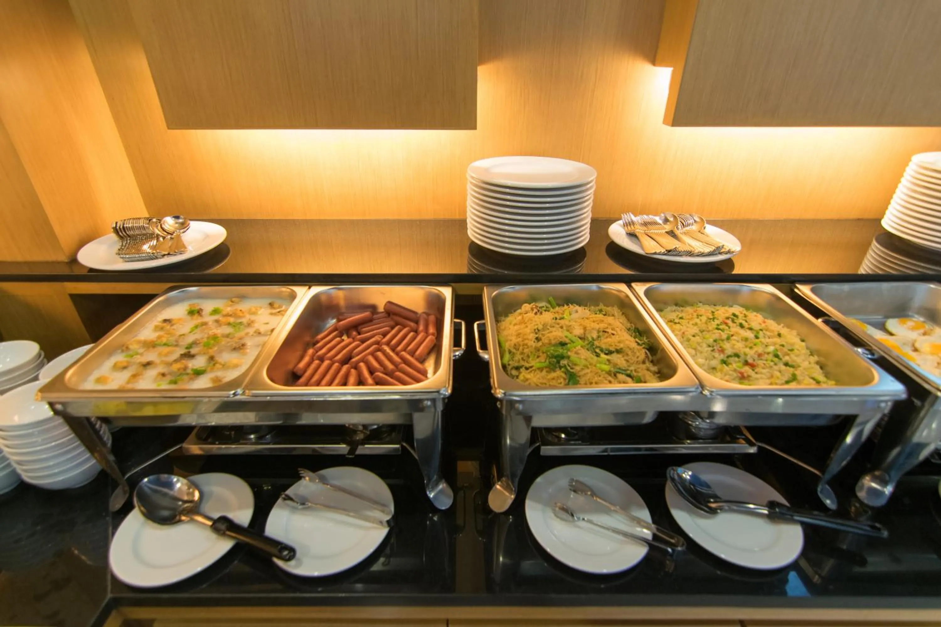 Restaurant/places to eat in Siva Royal Hotel