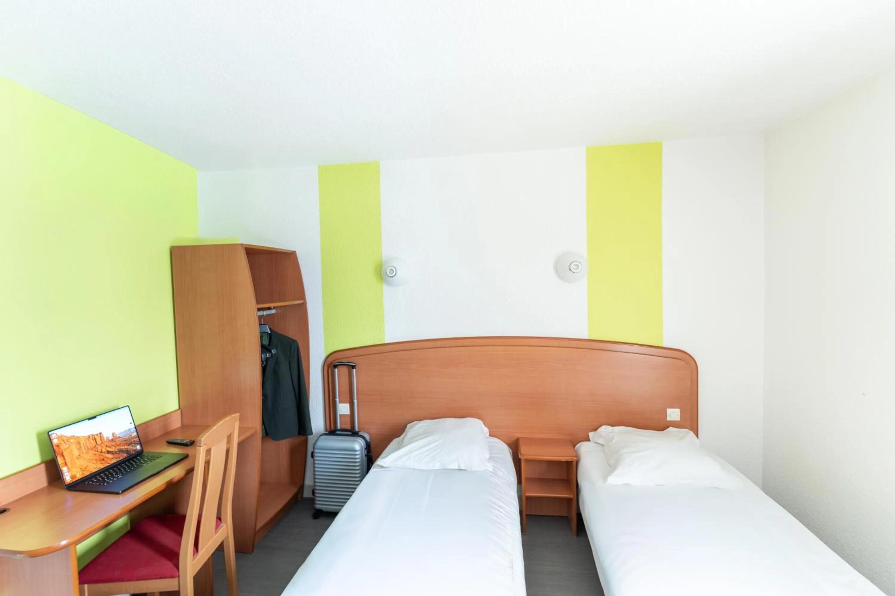 Photo of the whole room, Bed in B Hotel Troyes Aéroport