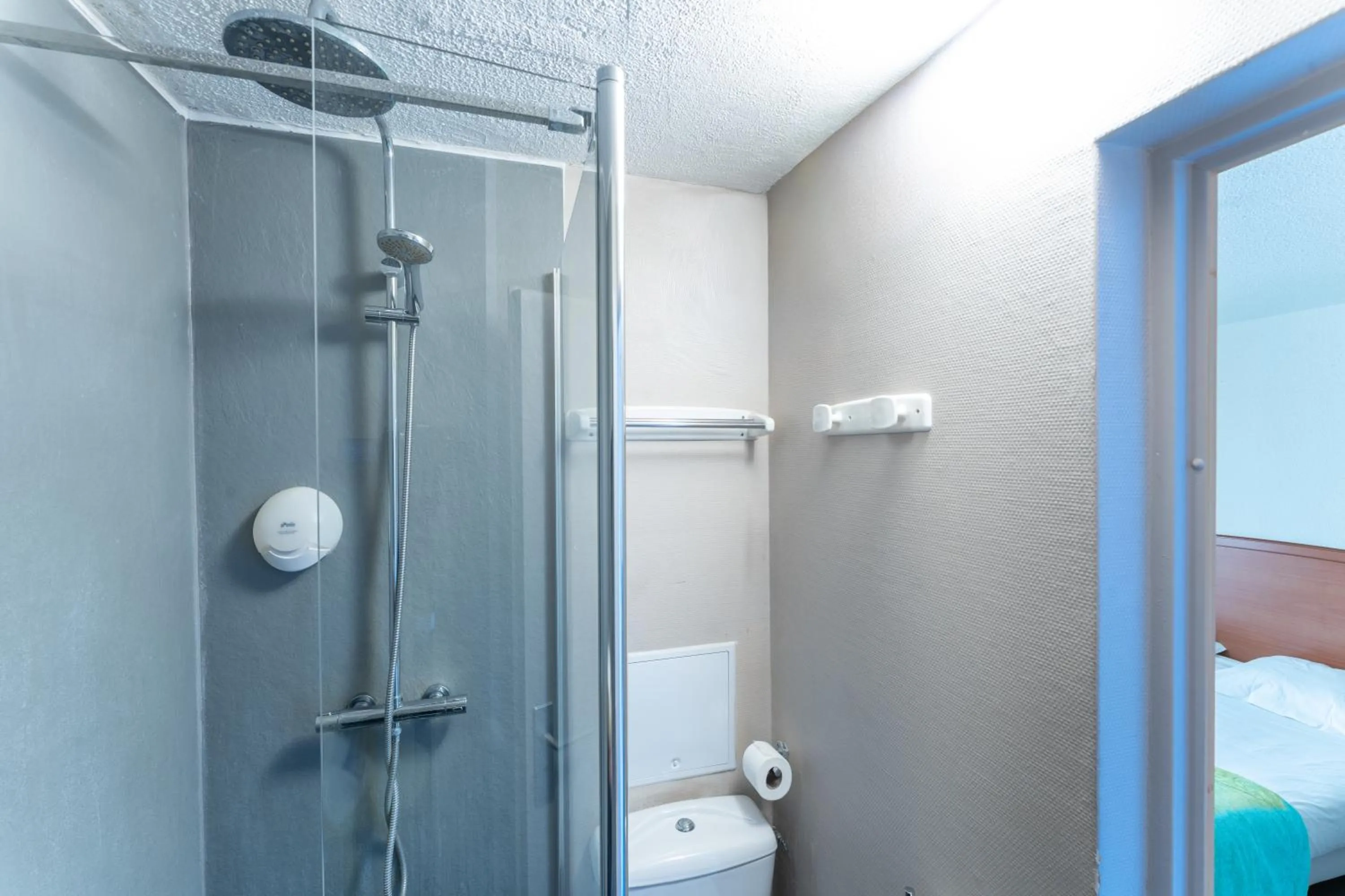 Toilet in B Hotel Troyes Aéroport