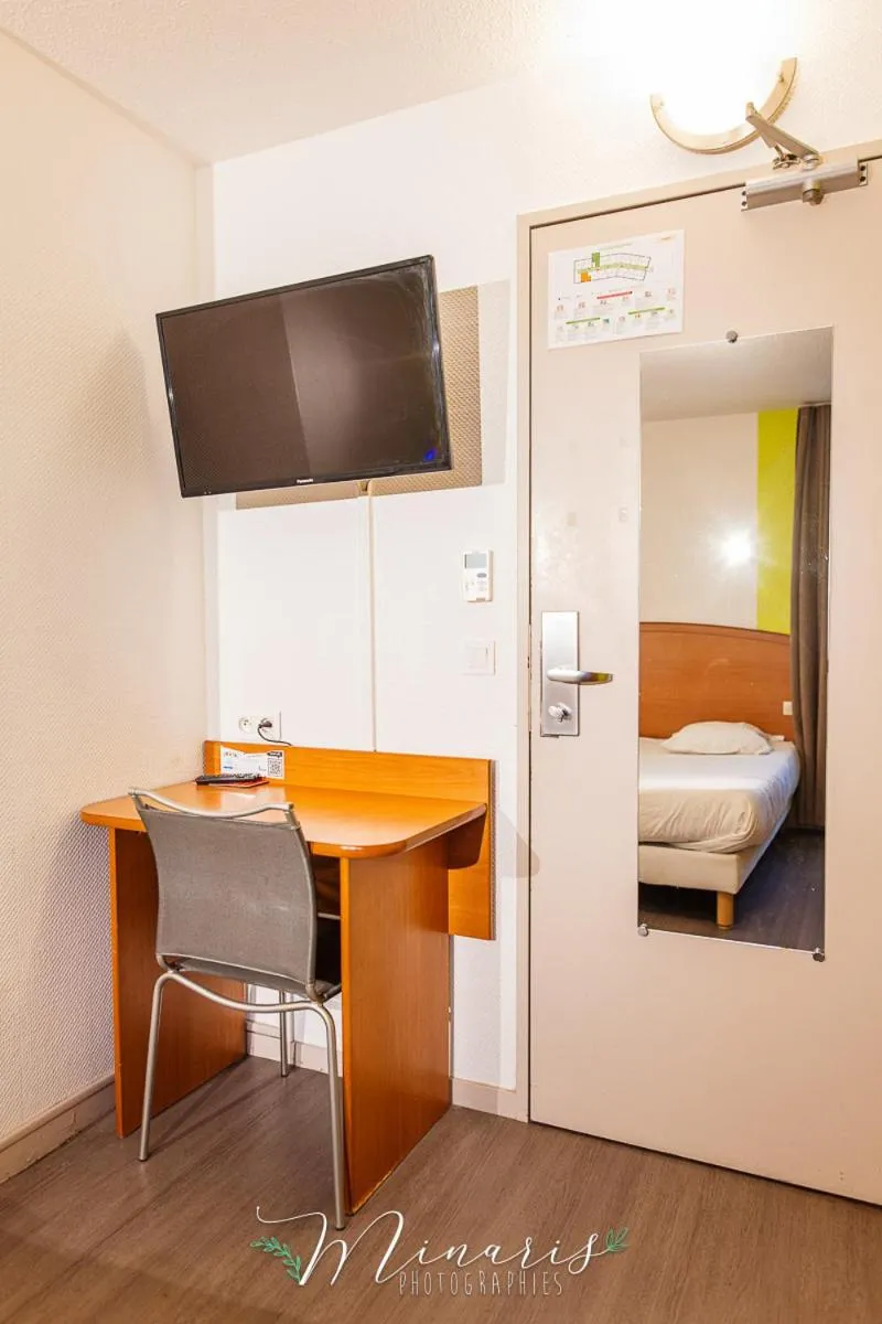 TV and multimedia, Bed in B Hotel Troyes Aéroport