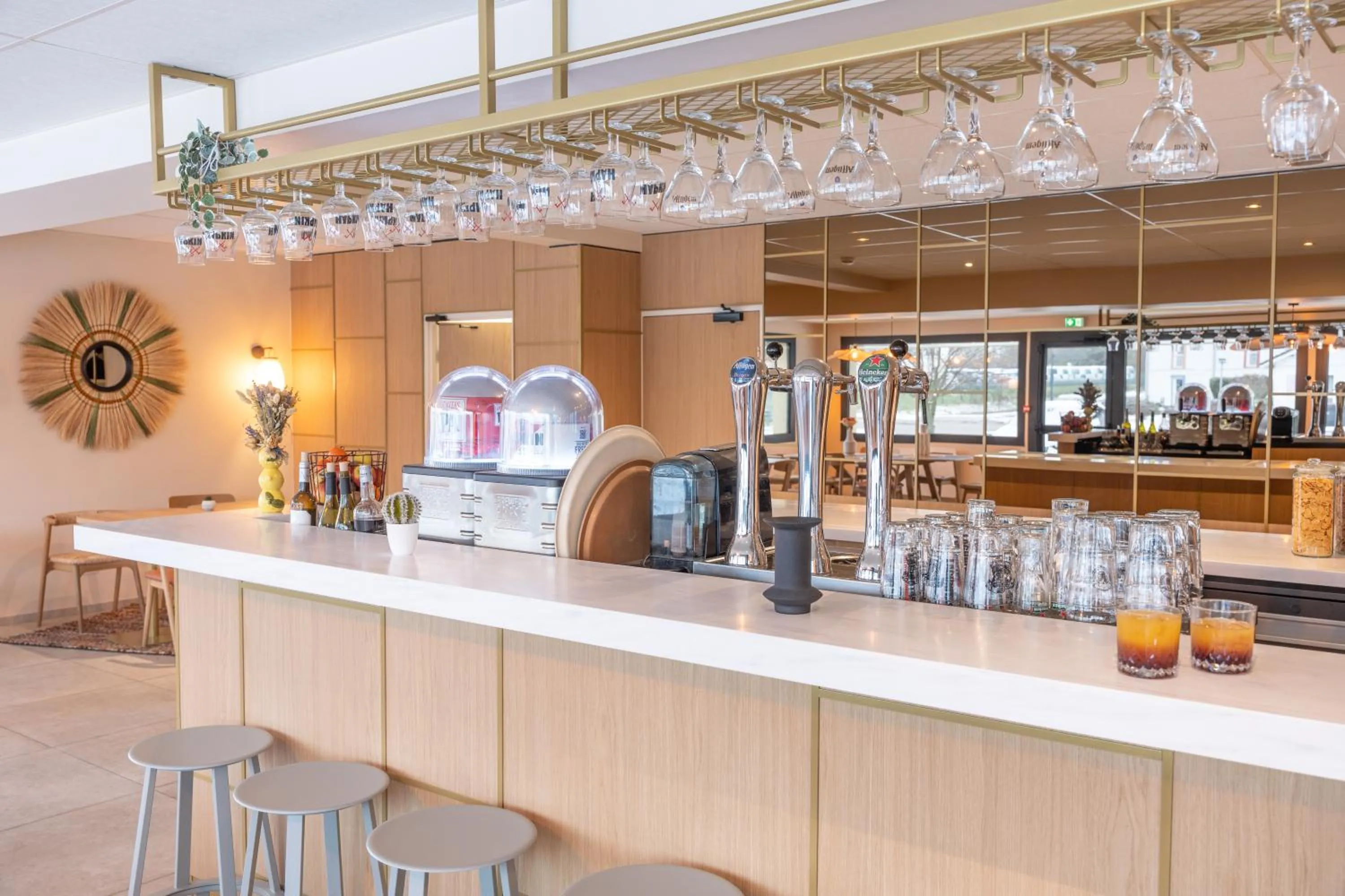 Lounge or bar in B Hotel Troyes Aéroport