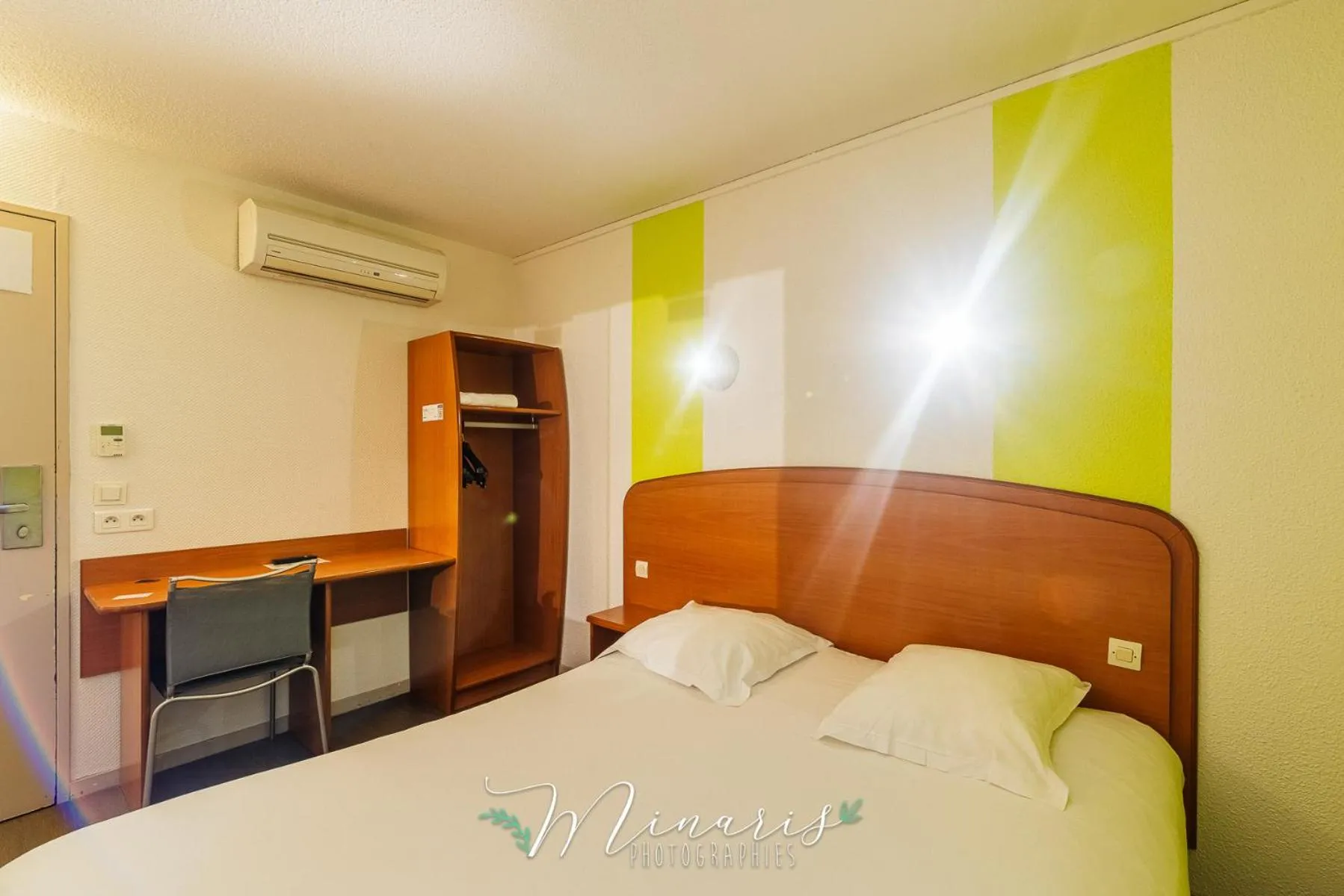 Photo of the whole room, Bed in B Hotel Troyes Aéroport