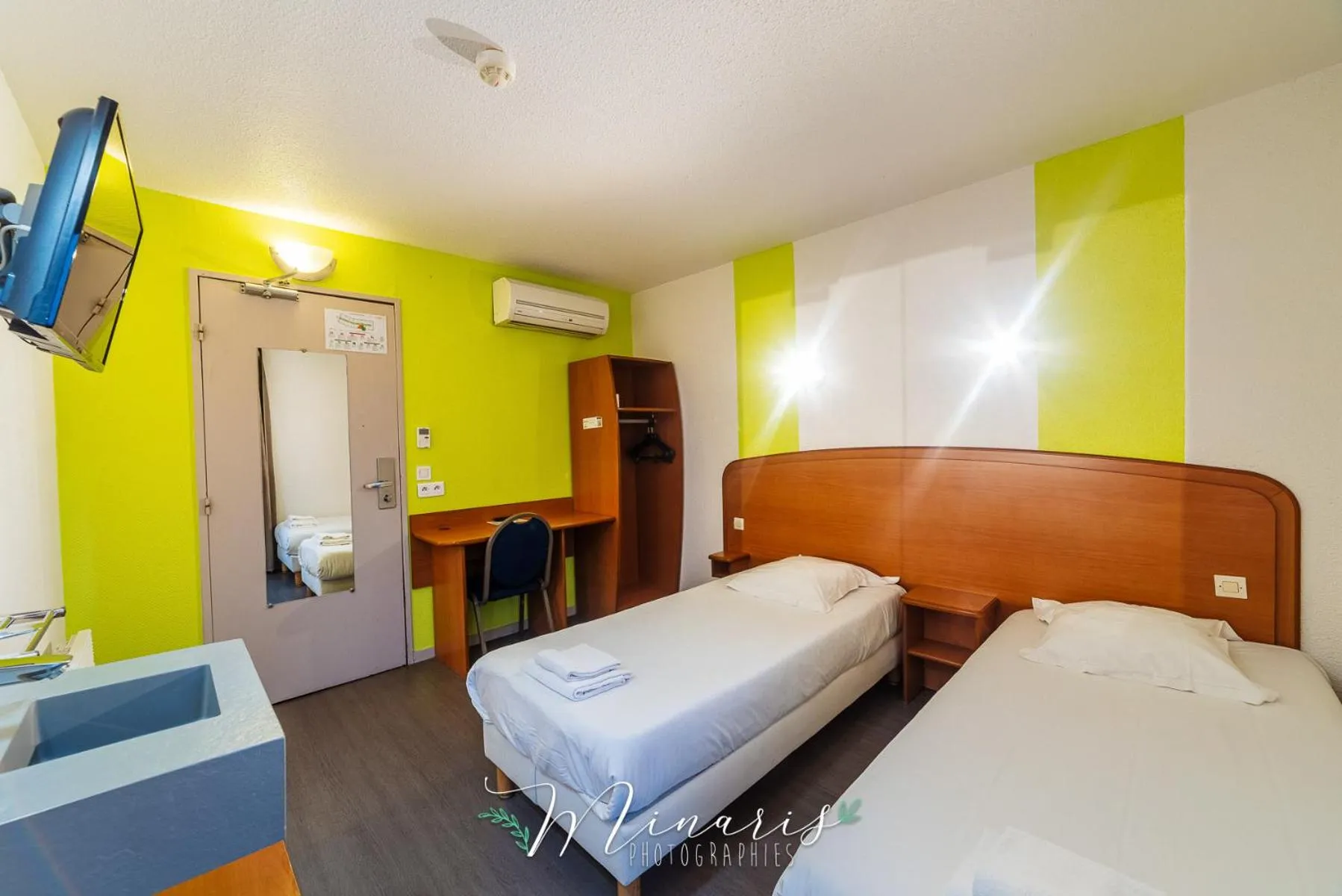 Photo of the whole room, Bed in B Hotel Troyes Aéroport