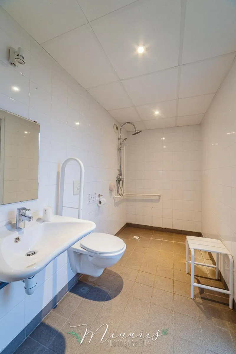 Shower in B Hotel Troyes Aéroport