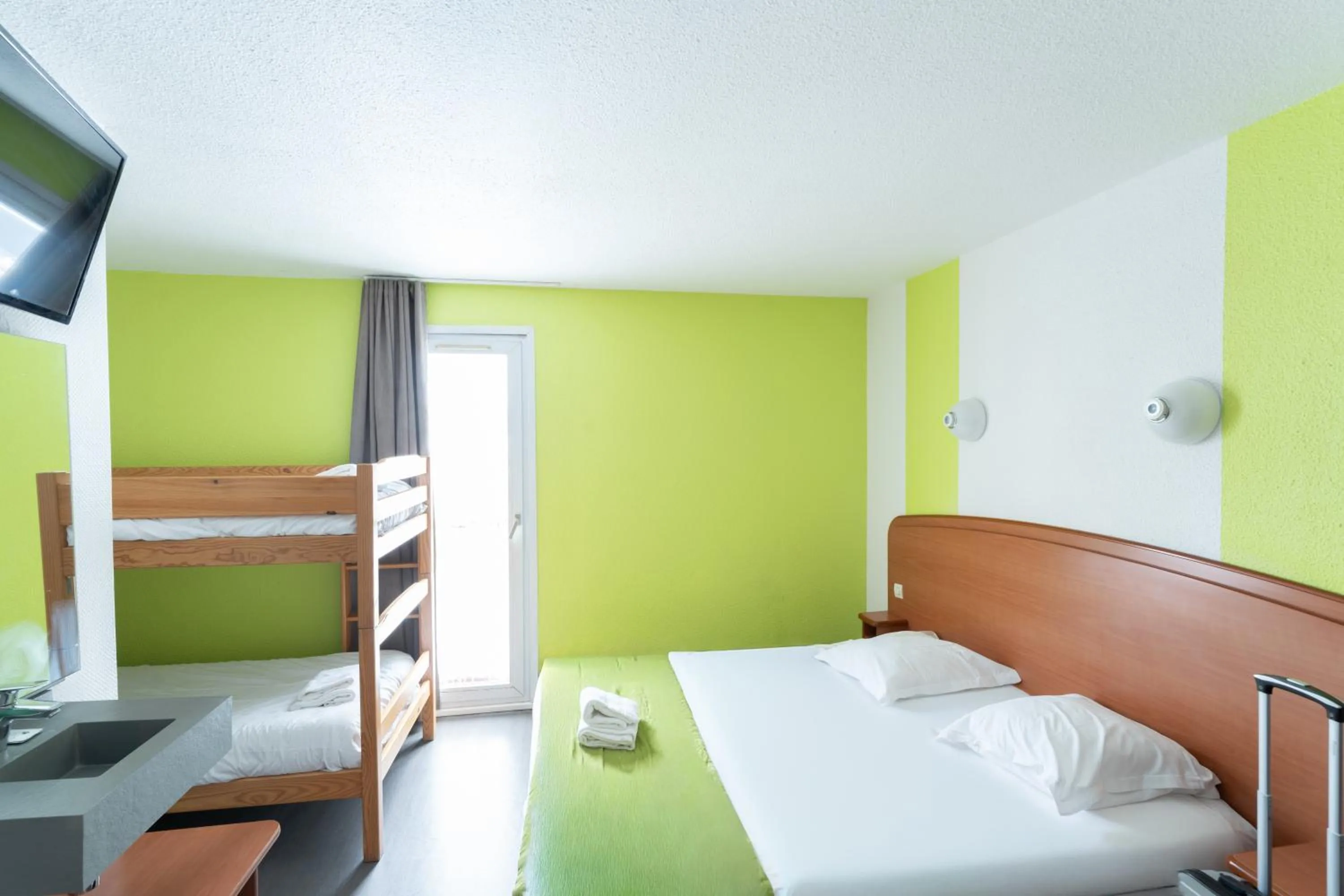 Photo of the whole room, Bed in B Hotel Troyes Aéroport