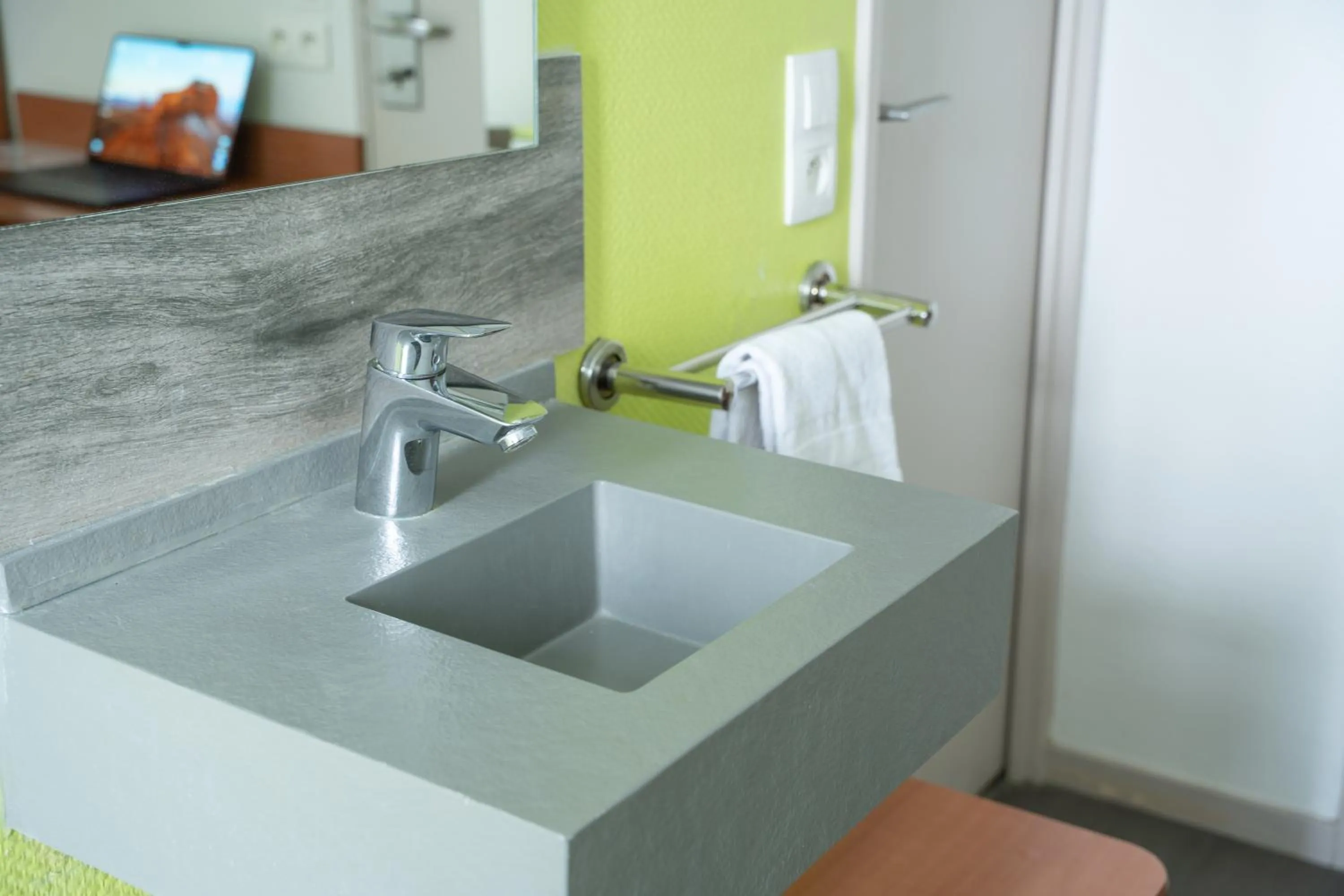 Bathroom in B Hotel Troyes Aéroport