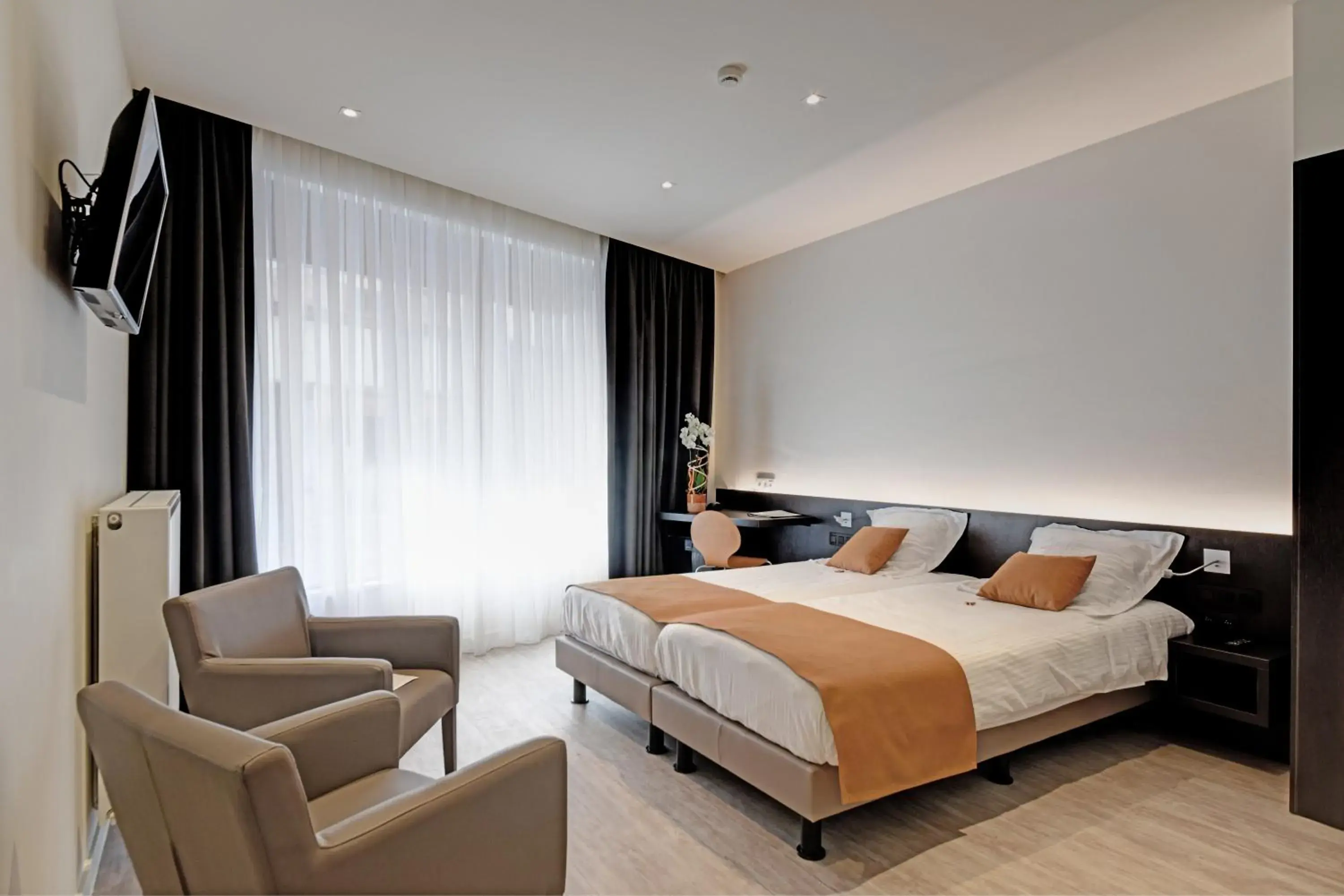 Deluxe Double Room in Hotel Du Commerce Deluxe Double Room in Hotel Du Commerce