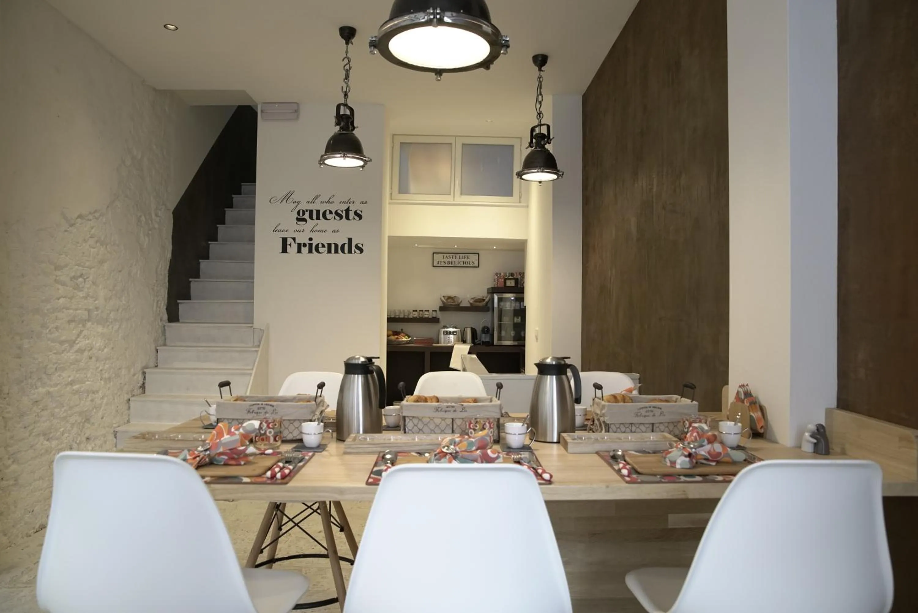 Dining area in B&B BE IN BRUSSELS