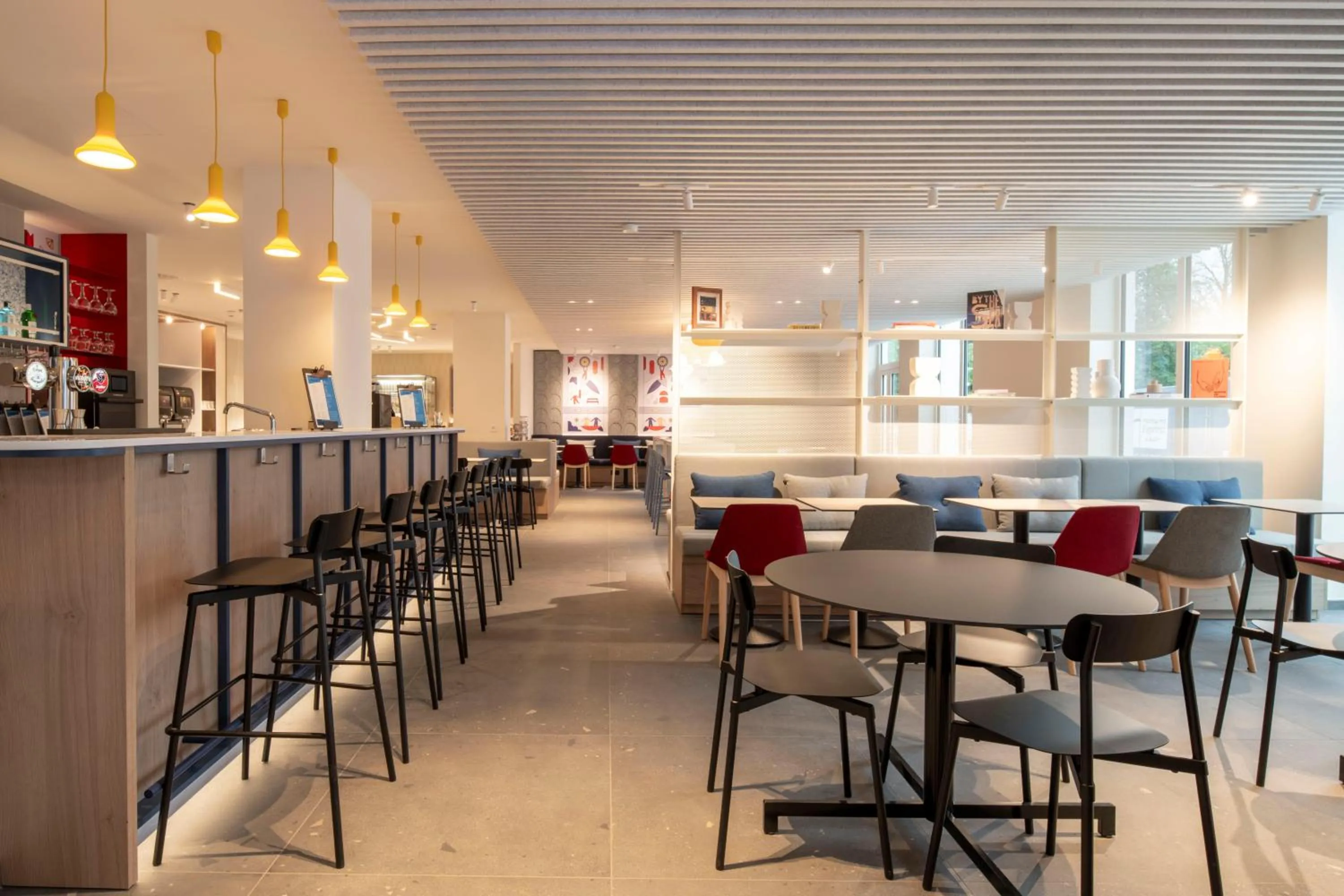 Lounge or bar in Holiday Inn Express & Suites Ghent by IHG