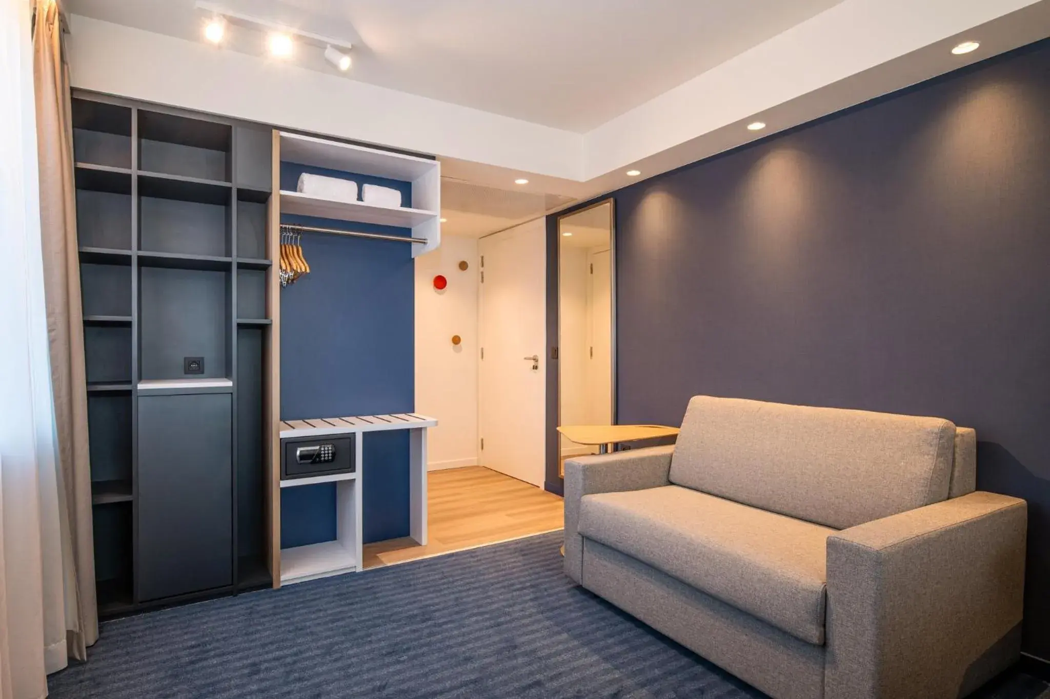 Standard Queen Room with Sofa Bed - Non-Smoking in Holiday Inn Express & Suites Ghent by IHG Standard Queen Room with Sofa Bed - Non-Smoking in Holiday Inn Express & Suites Ghent by IHG