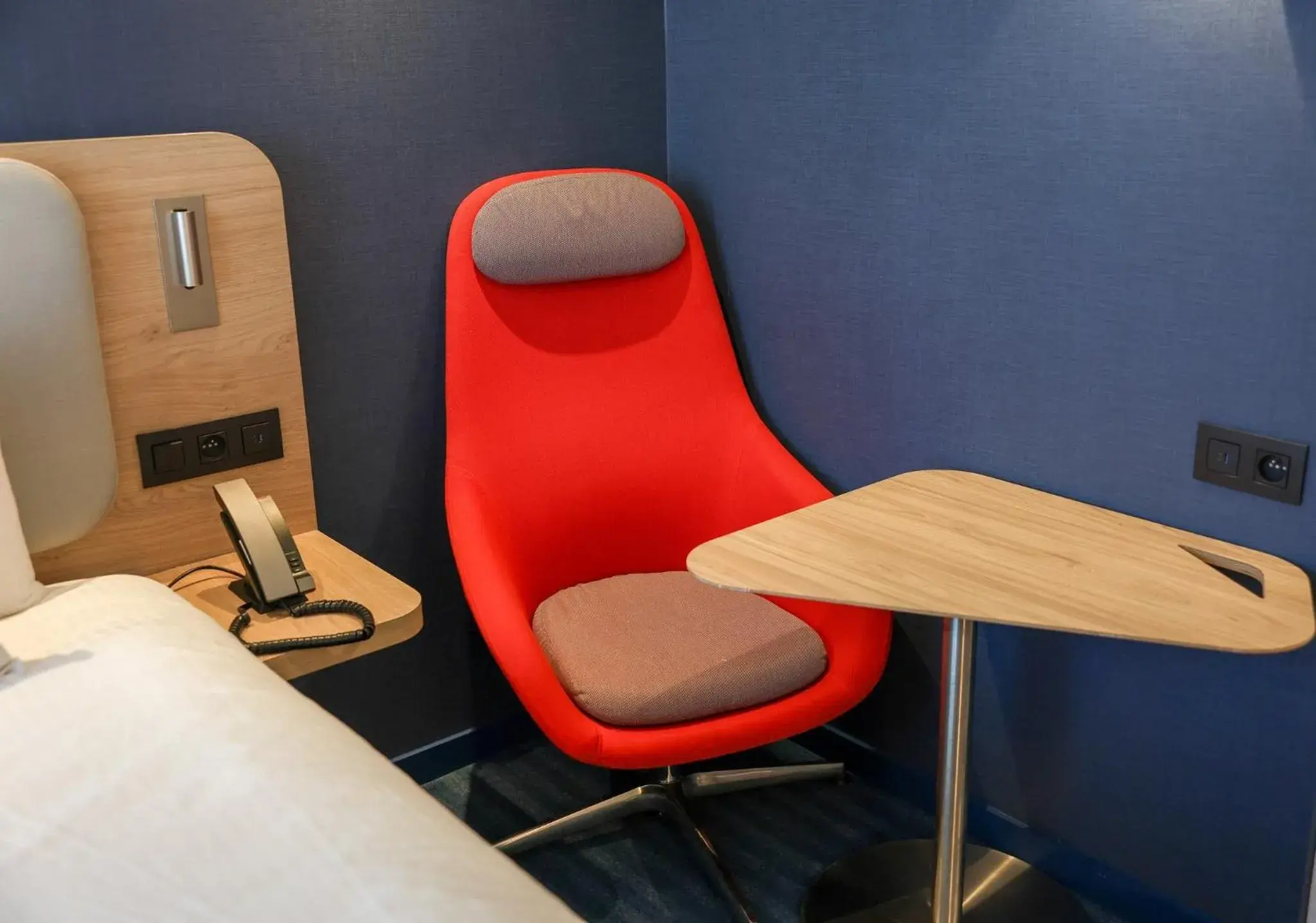 Standard Queen Room - Disability Access in Holiday Inn Express & Suites Ghent, an IHG Hotel Standard Queen Room - Disability Access in Holiday Inn Express & Suites Ghent, an IHG Hotel